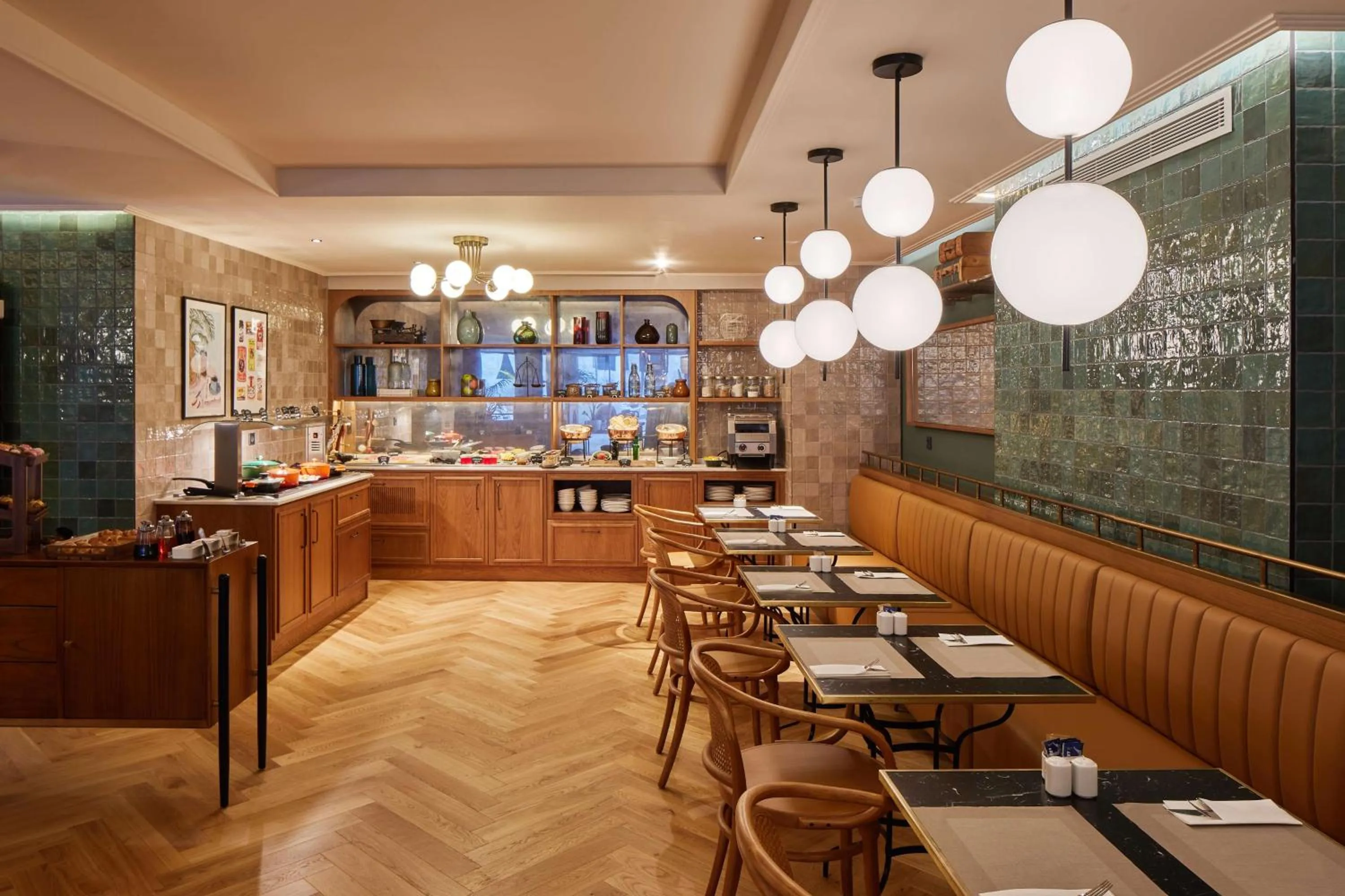 Restaurant/places to eat in Via Sants Hotel Barcelona, Tapestry Collection By Hilton