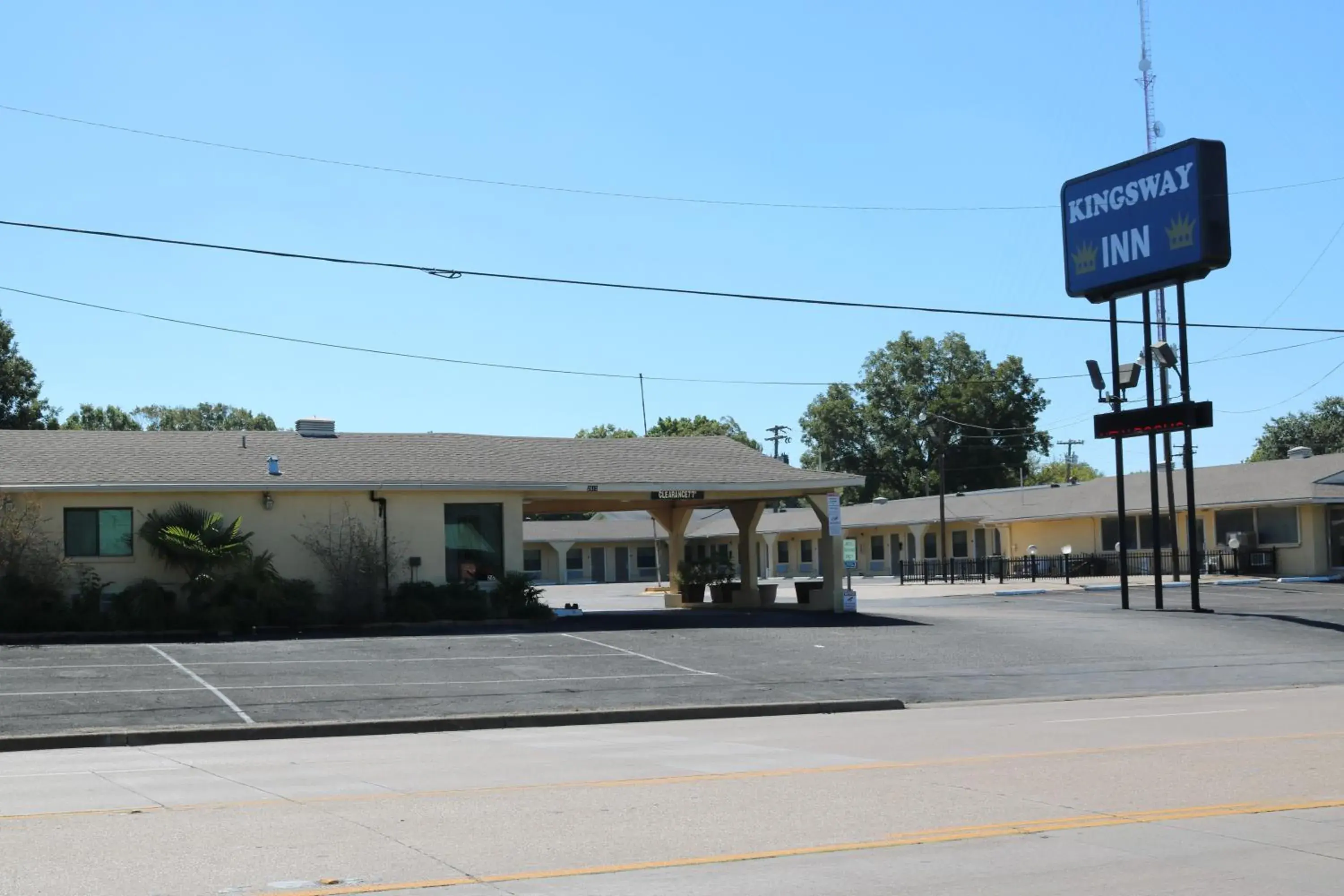 Property Building in Kingsway Inn Corsicana