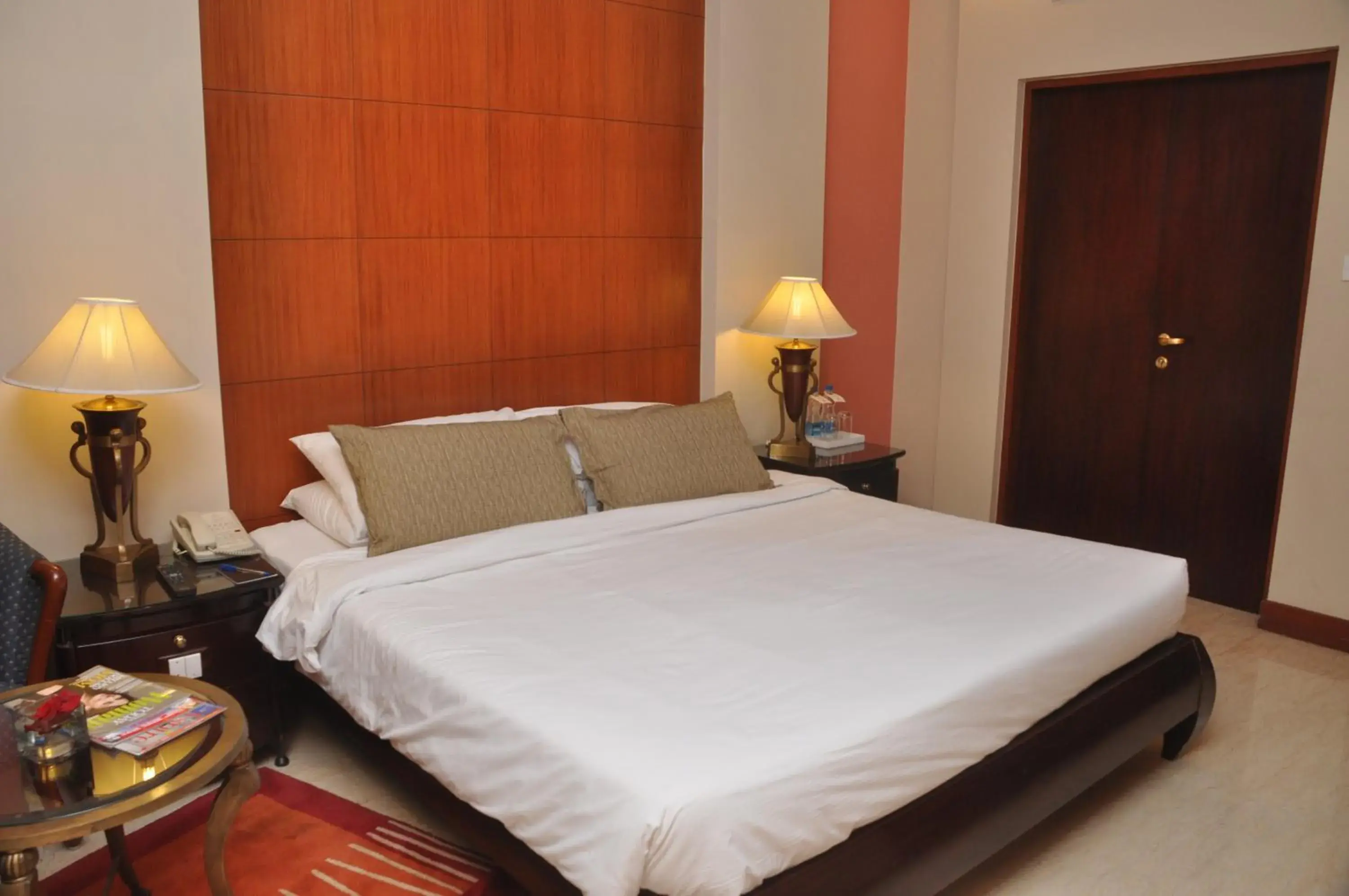 Bed in The Hans, New Delhi