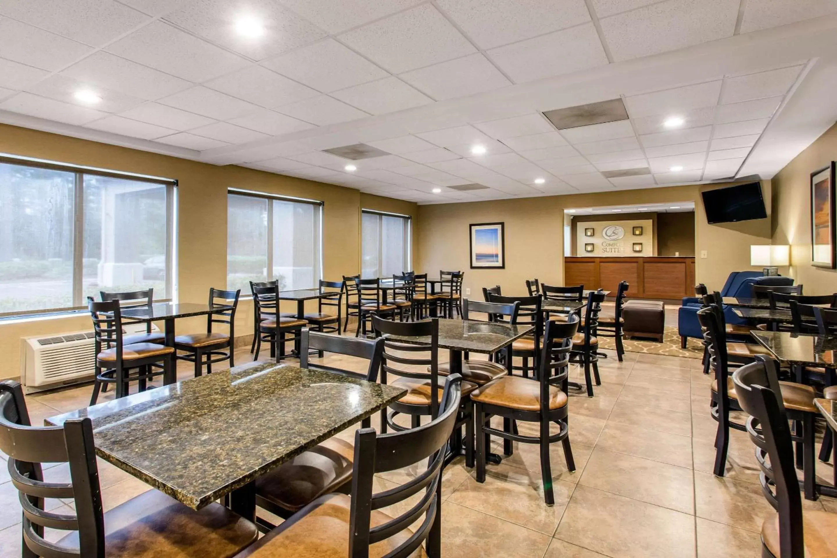 Restaurant/Places to Eat in Comfort Suites Wilmington near Downtown