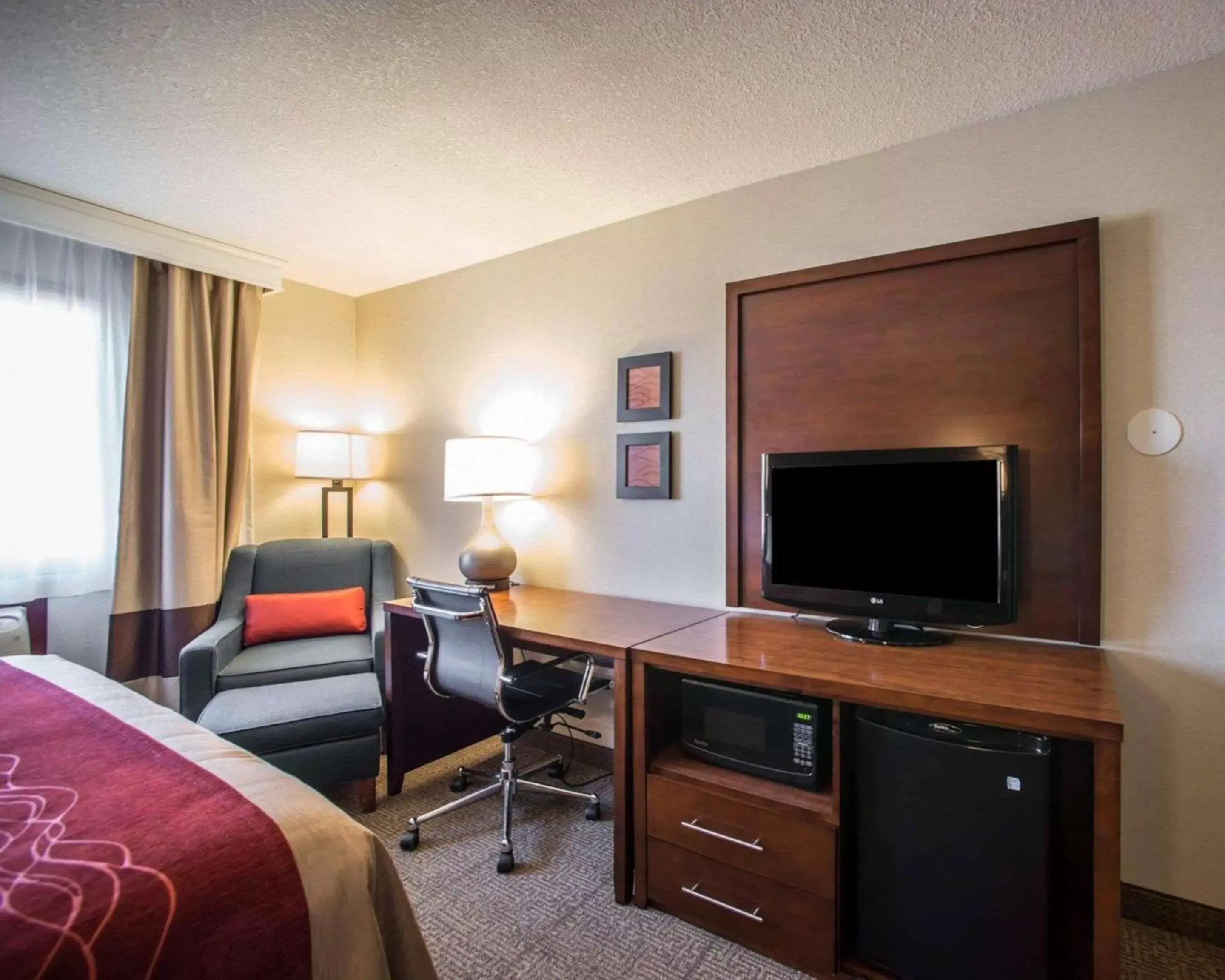 Photo of the whole room, TV/Entertainment Center in Quality Inn Boonville - Columbia