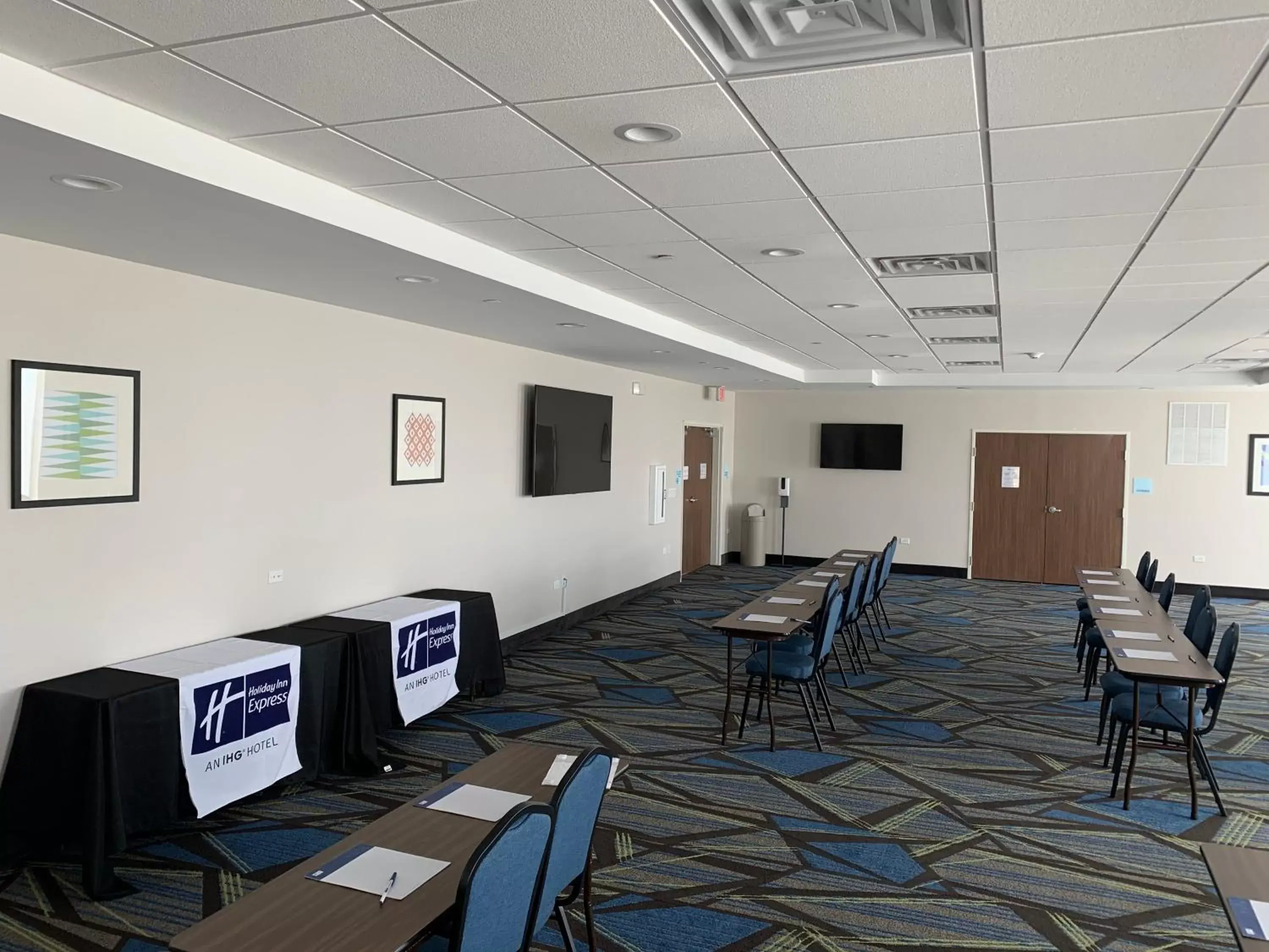 Meeting/conference room in Holiday Inn Express & Suites Chicago - Hoffman Estates, an IHG Hotel