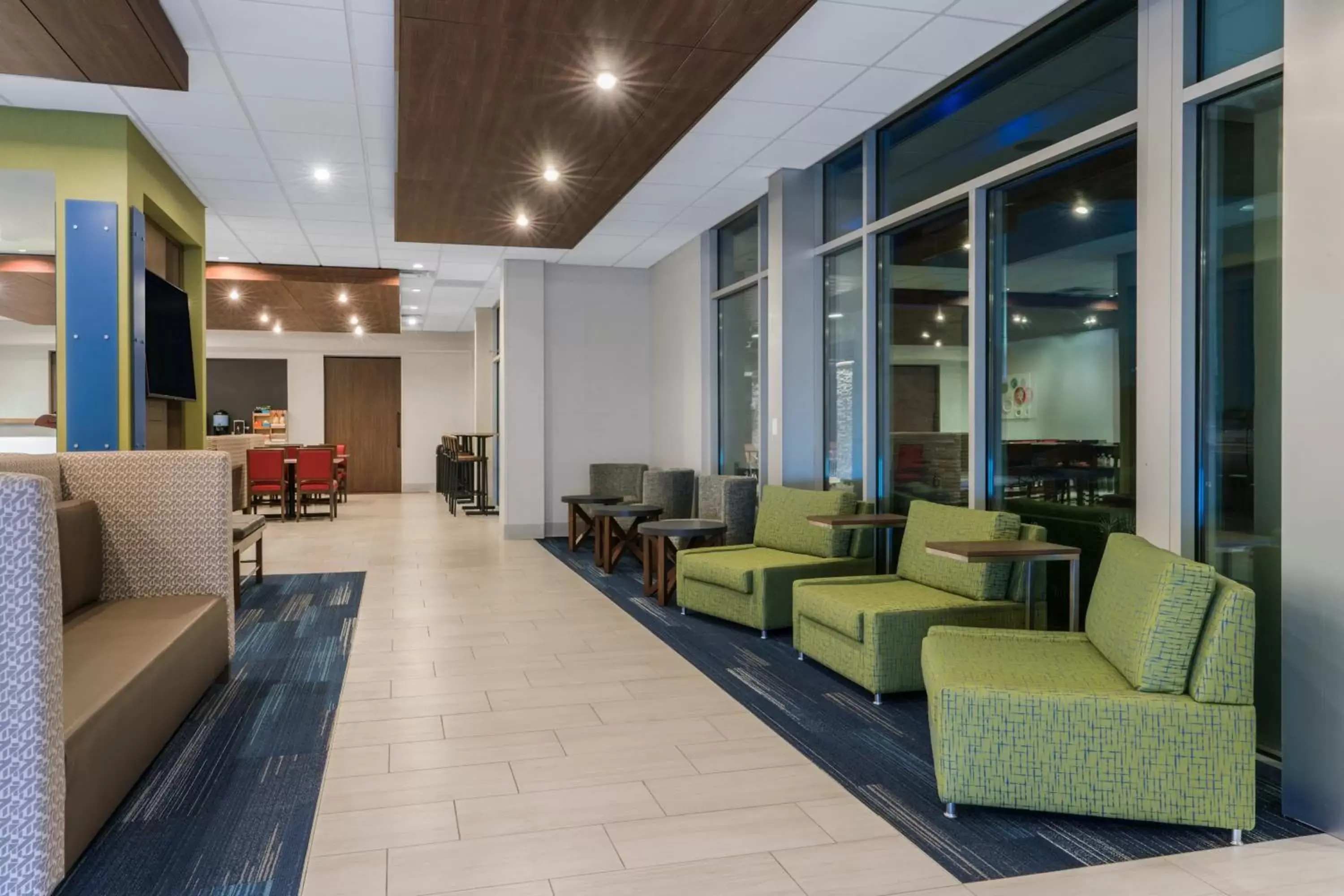Property building in Holiday Inn Express & Suites Lake Havasu - London Bridge by IHG Property building in Holiday Inn Express & Suites Lake Havasu - London Bridge by IHG