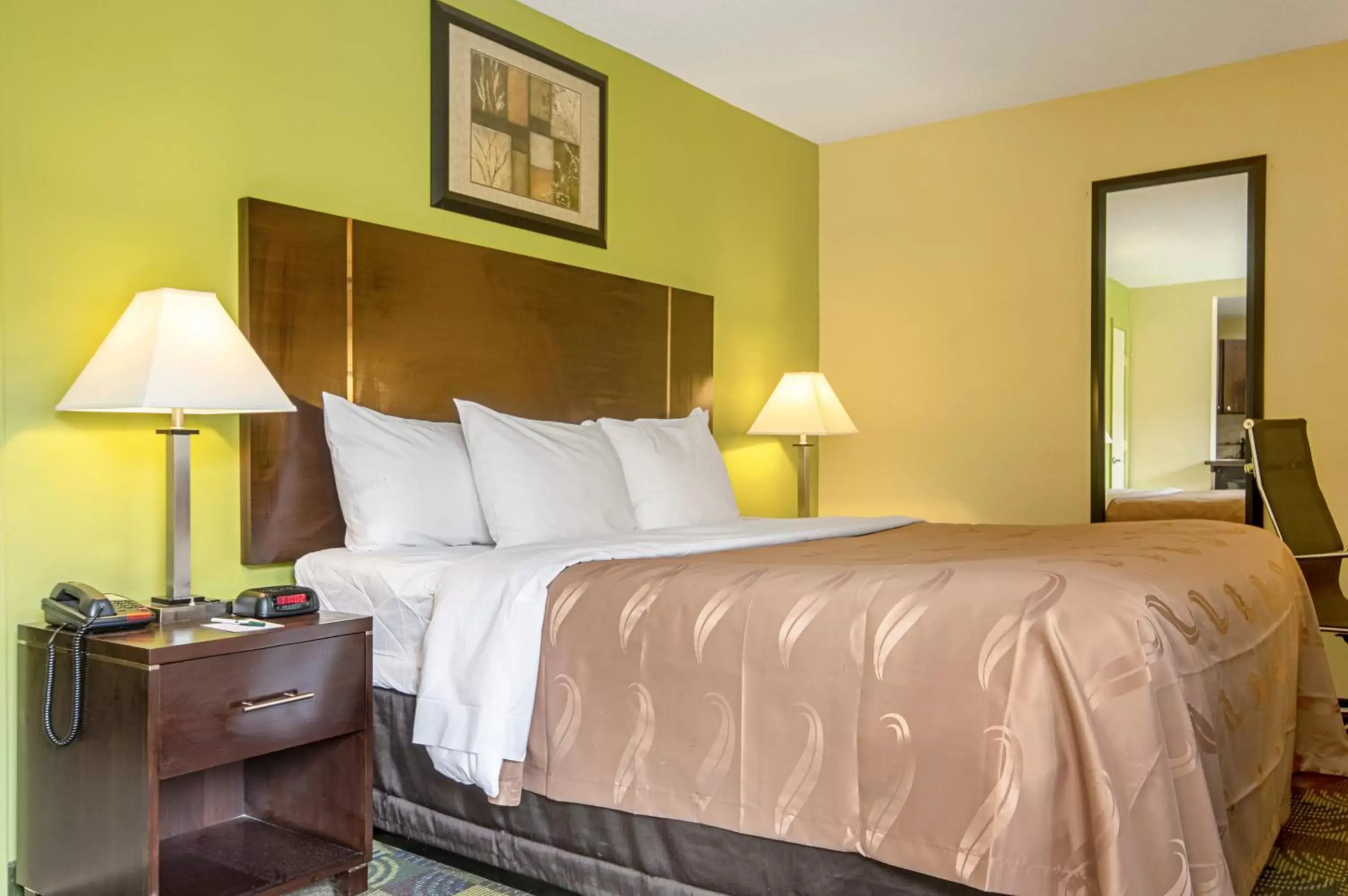 Bed in Quality Inn & Suites Glenmont - Albany South
