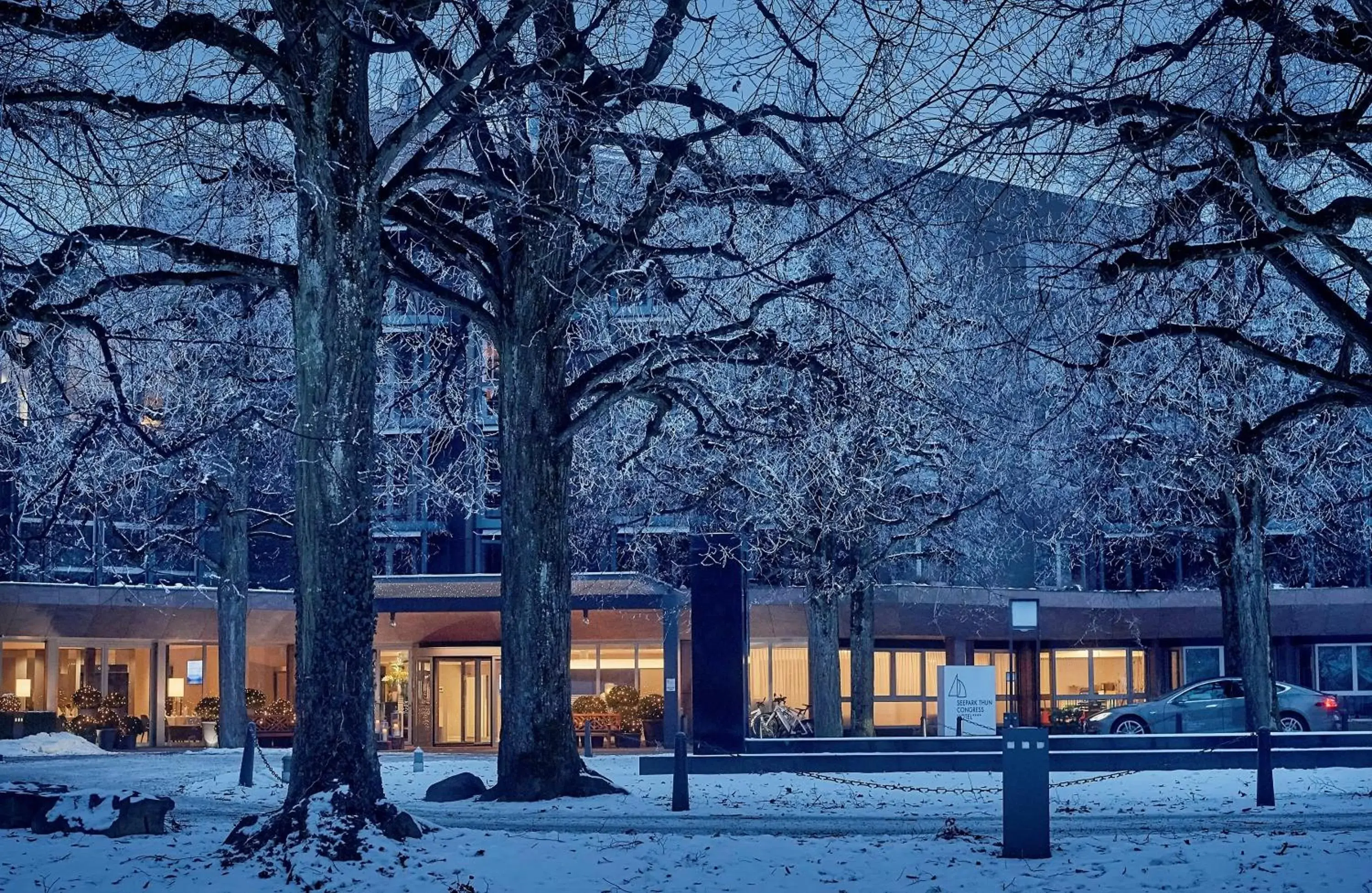 Facade/entrance, Winter in Hotel Seepark Thun