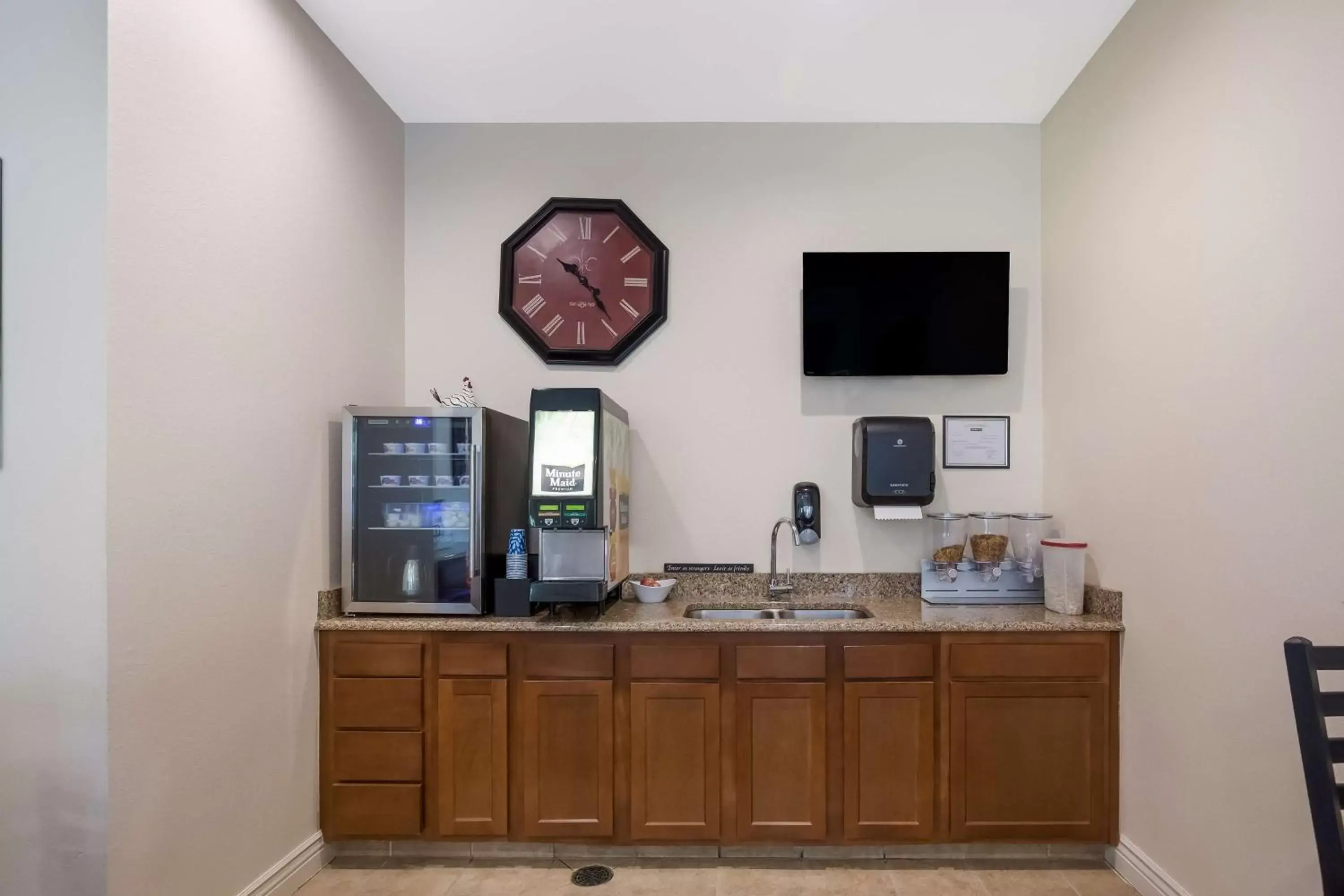 Breakfast, TV/Entertainment Center in SureStay Hotel by Best Western Whittington Rend Lake