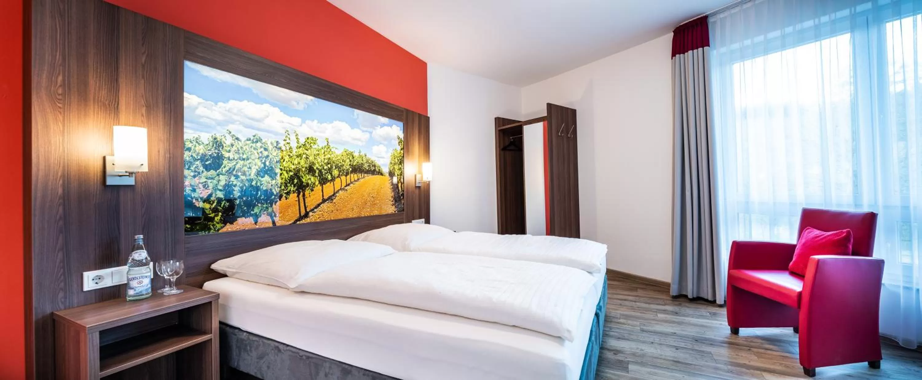 Seating area, Bed in Schroeders Wein-Style-Hotel