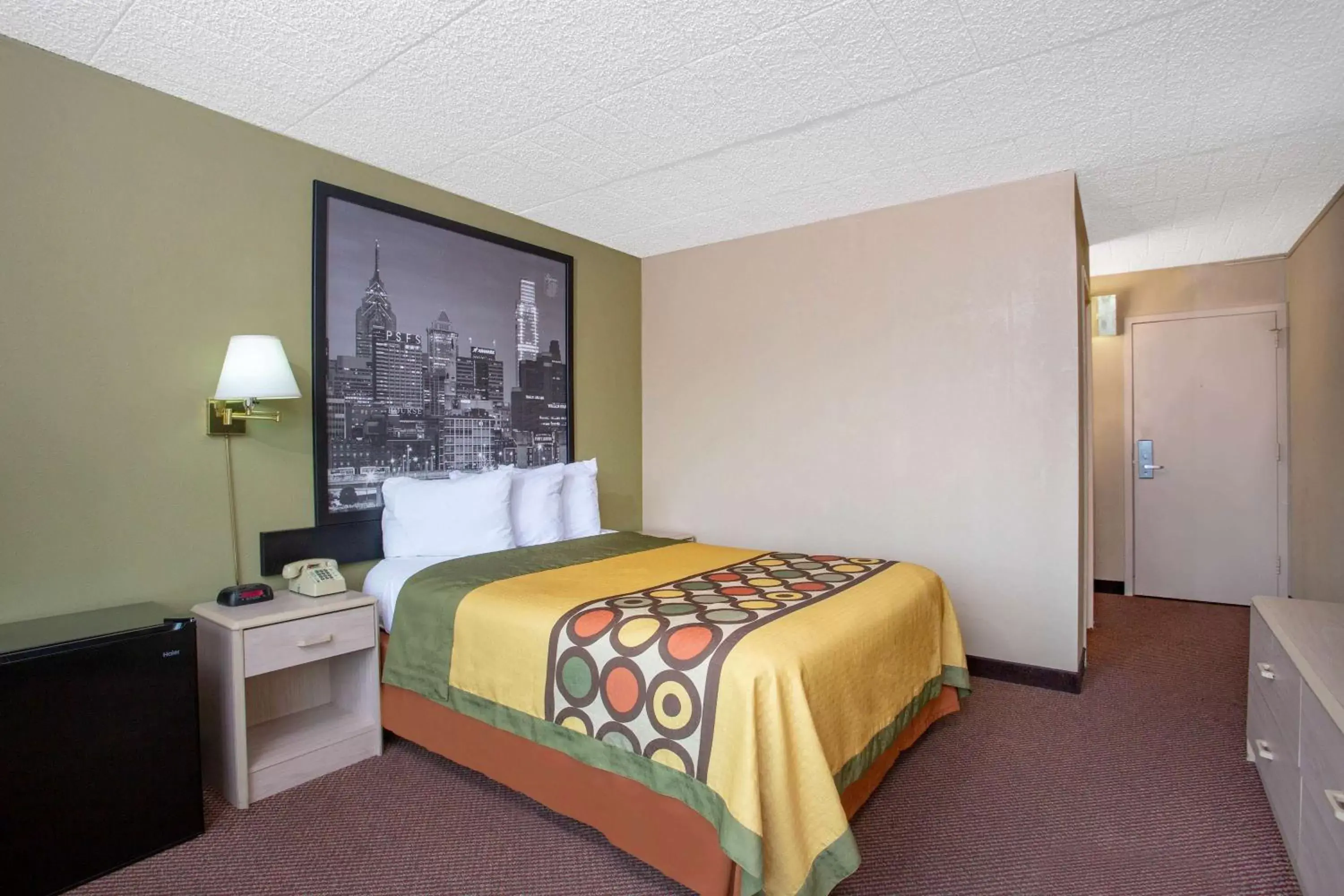 Photo of the whole room, Bed in Super 8 by Wyndham Erie/I 90