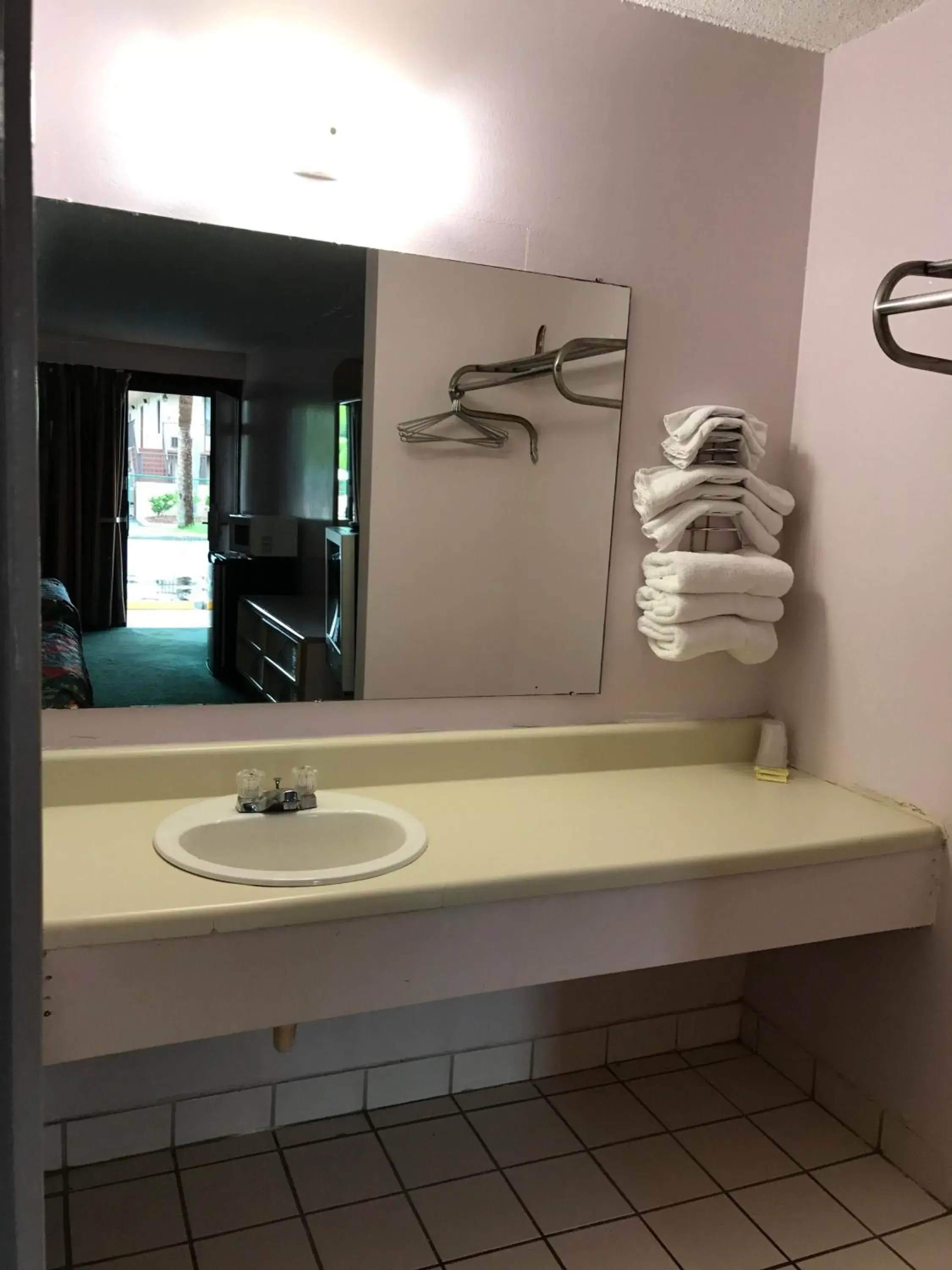 Decorative detail, Bathroom in Enterprise Motel