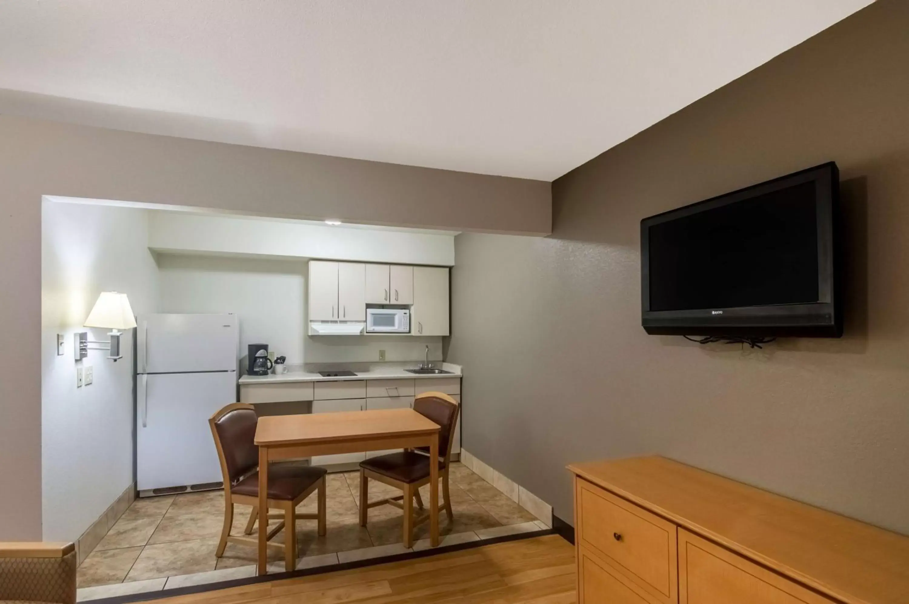 Kitchen or kitchenette, TV/Entertainment Center in Studio 6-Lubbock, TX - Medical Center