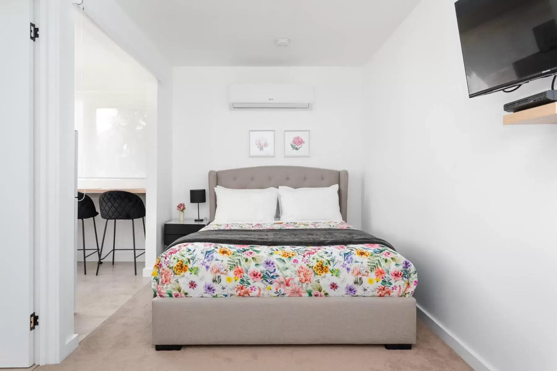 Lola - Deluxe Queen Studio with Bath, downstairs in The Dragonfly Inn Lola - Deluxe Queen Studio with Bath, downstairs in The Dragonfly Inn