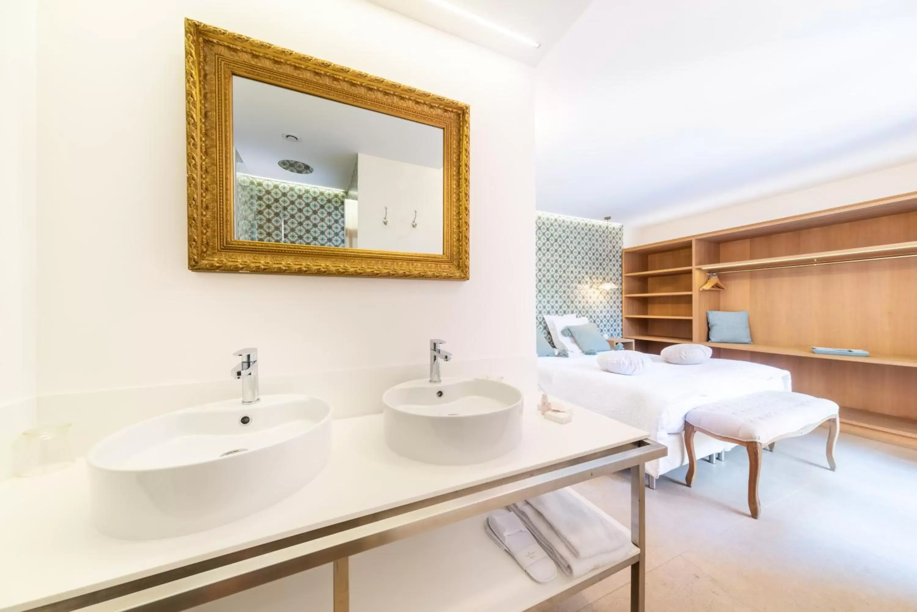 Photo of the whole room, Bathroom in Les Capucines Saint Tropez