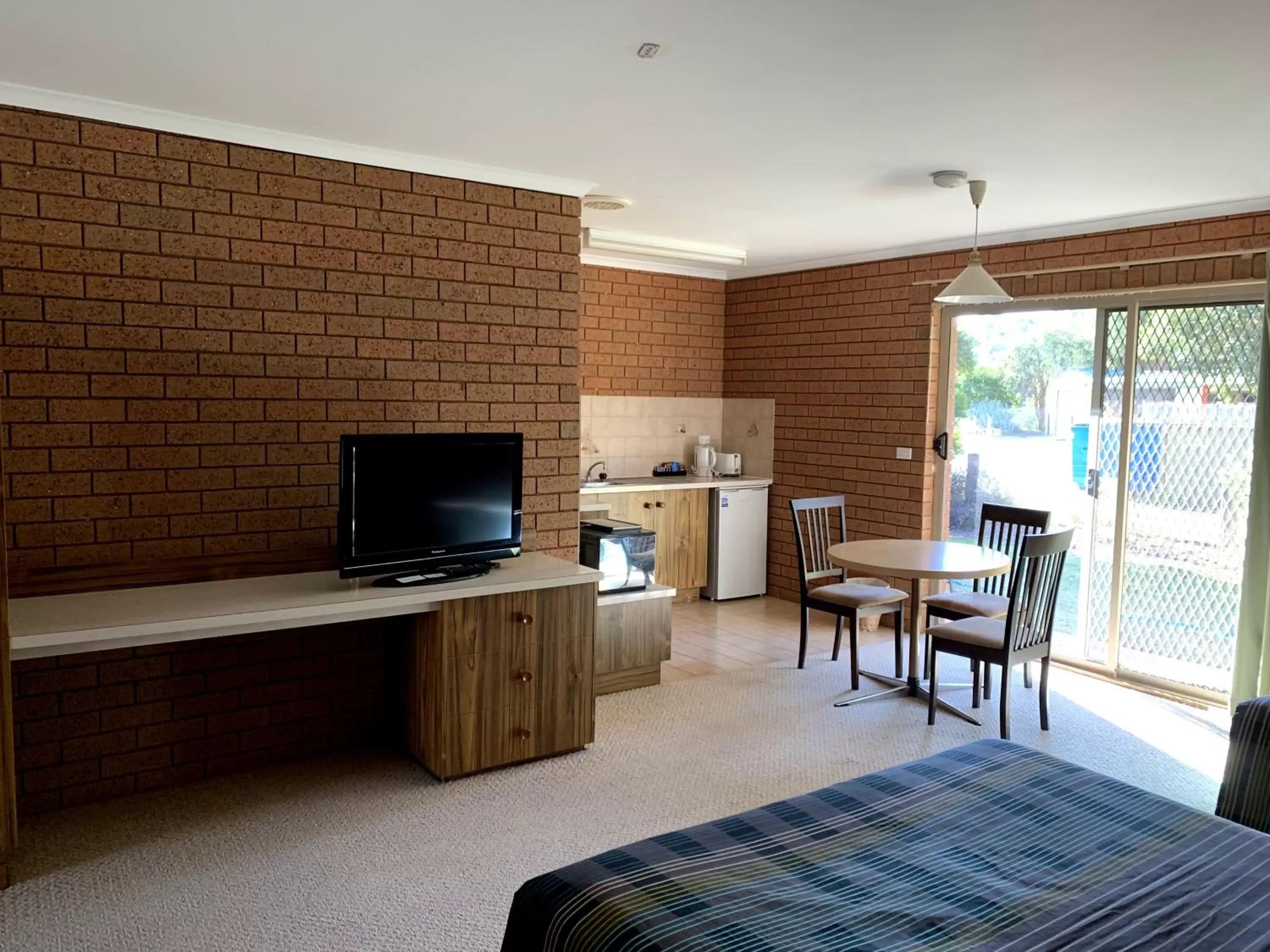 Seating area, TV/Entertainment Center in Kingswood Motel