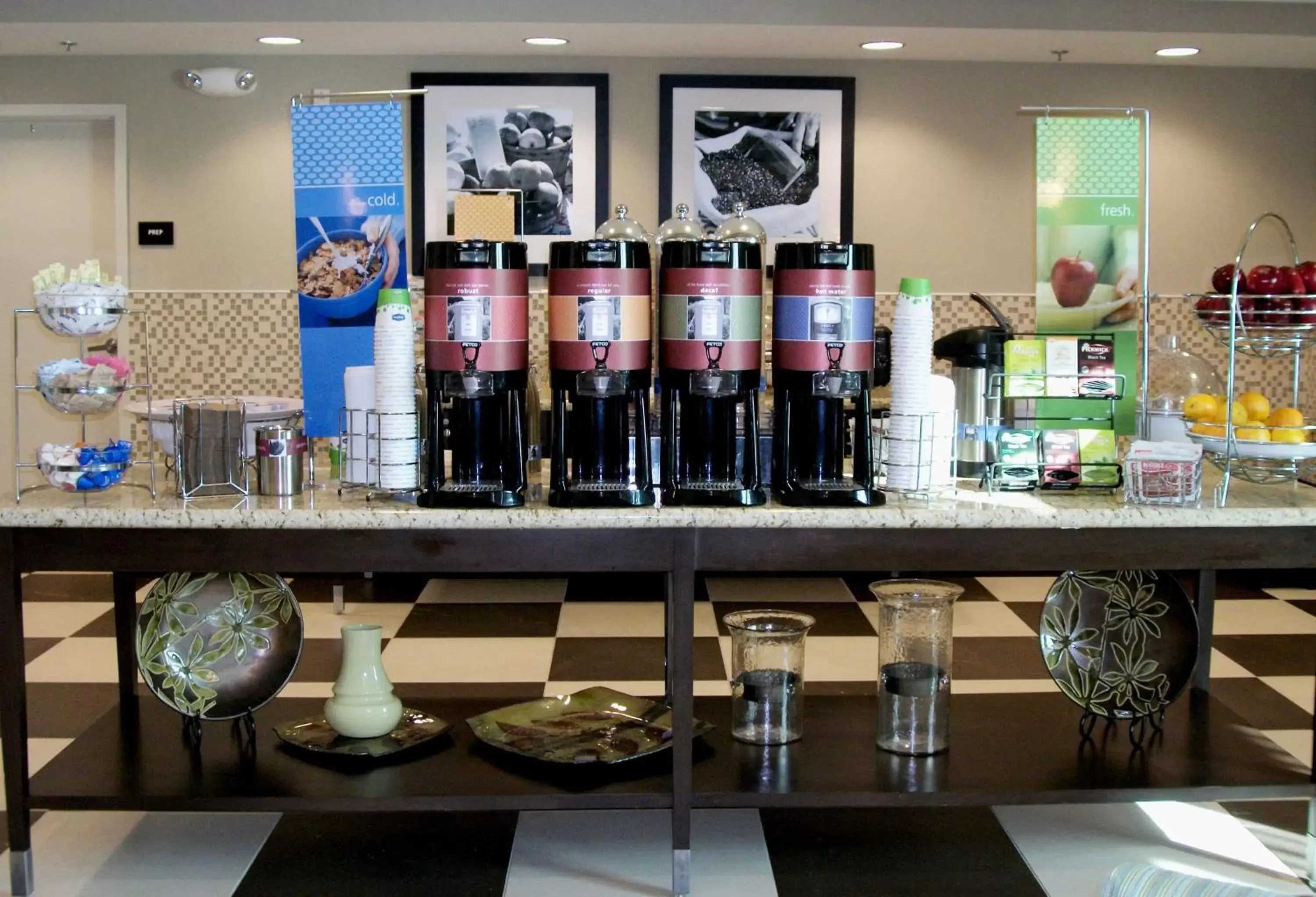 Dining area in Hampton Inn & Suites Manteca