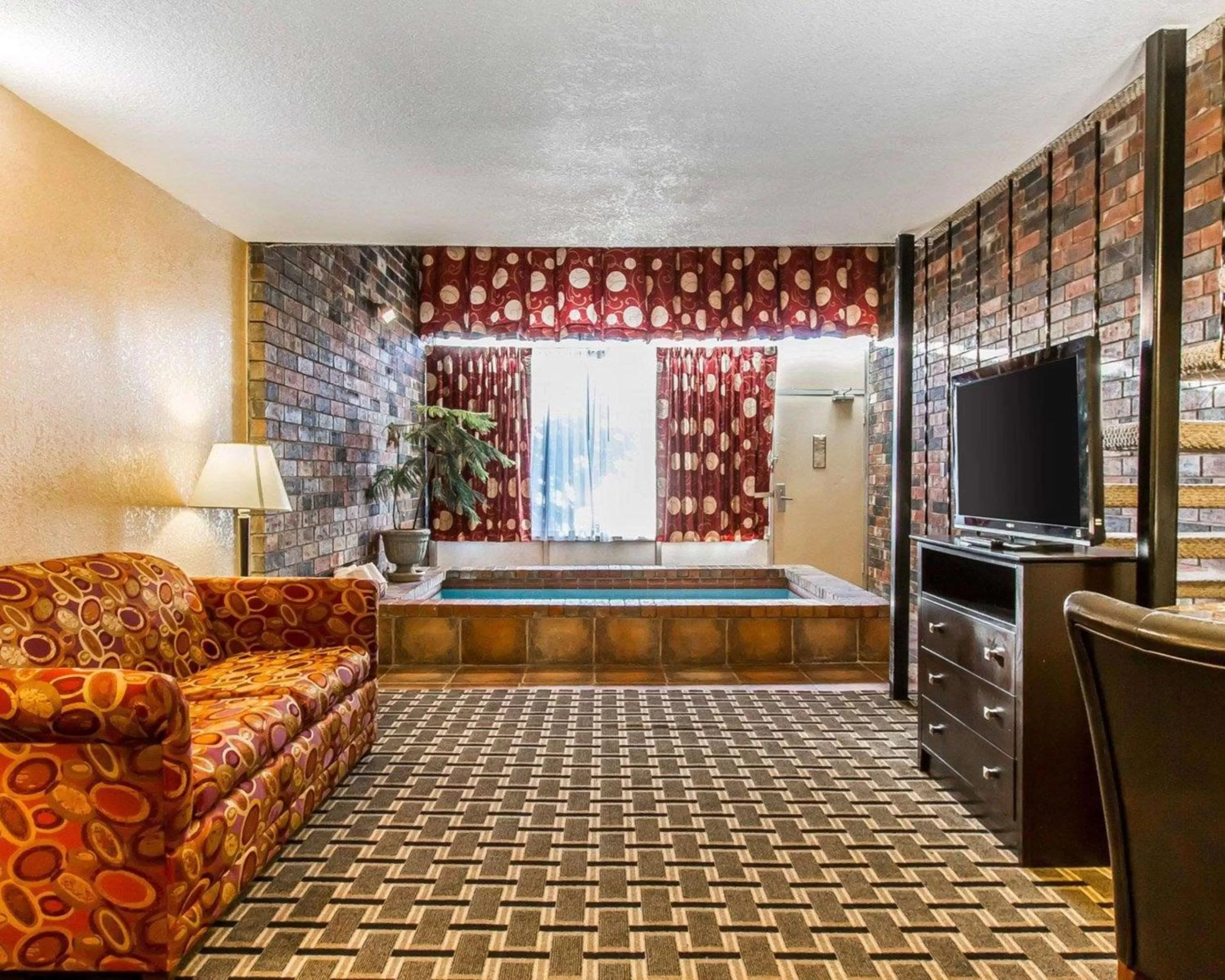 Photo of the whole room in Quality Inn Ada near University