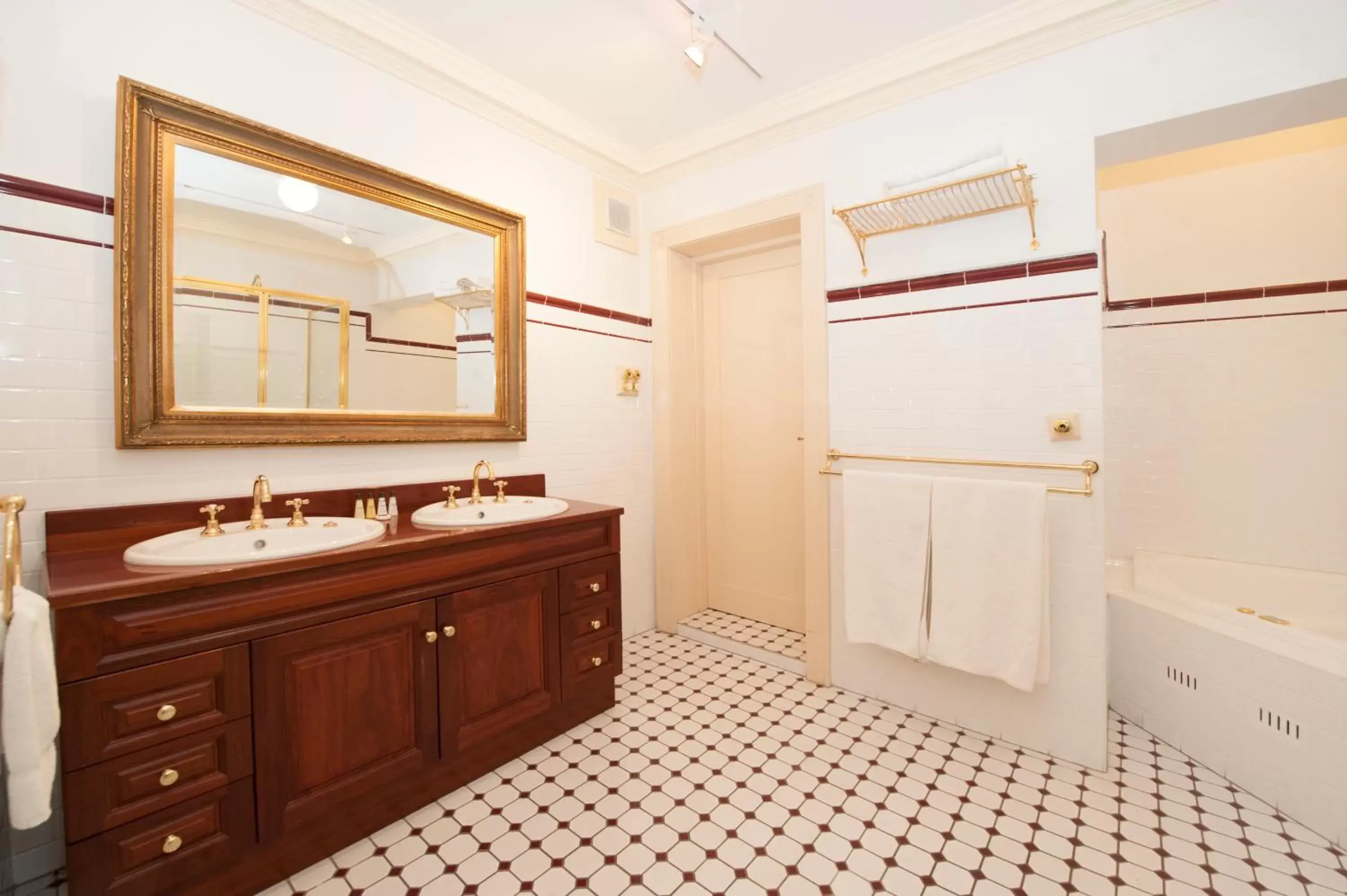 Bathroom in Cobb & Co Court Boutique Hotel