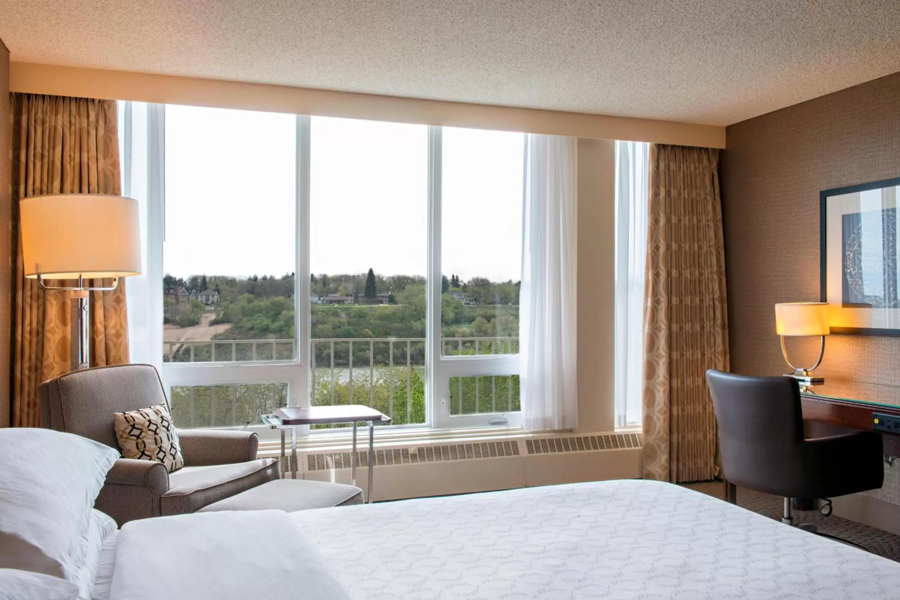 Photo of the whole room, Bed in Sheraton Cavalier Saskatoon Hotel