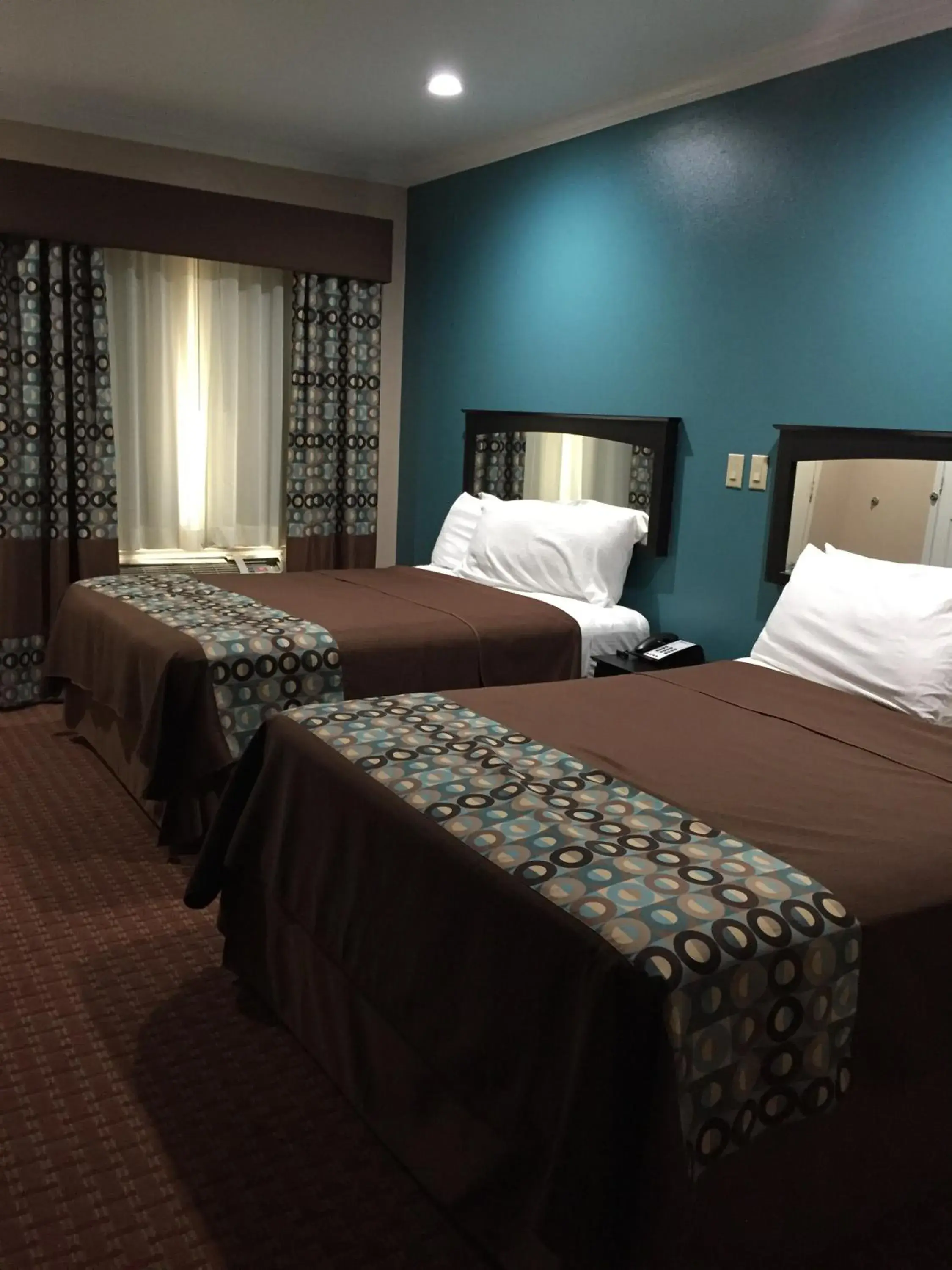 Photo of the whole room, Bed in Scottish Inns & Suites Timber Creek, Houston, TX