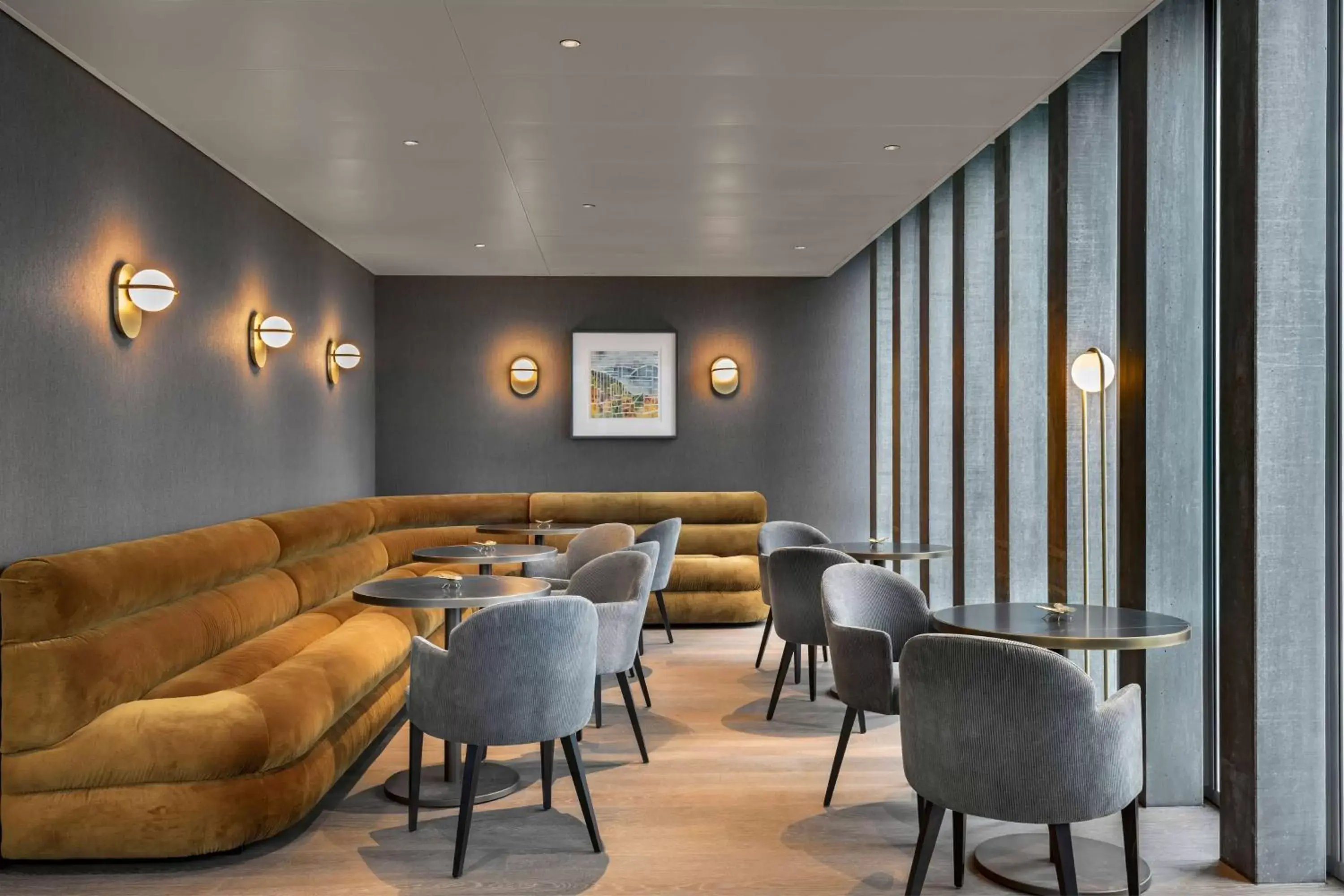 Communal lounge/ TV room, Lounge/Bar in Hyatt Regency Zurich Airport Circle