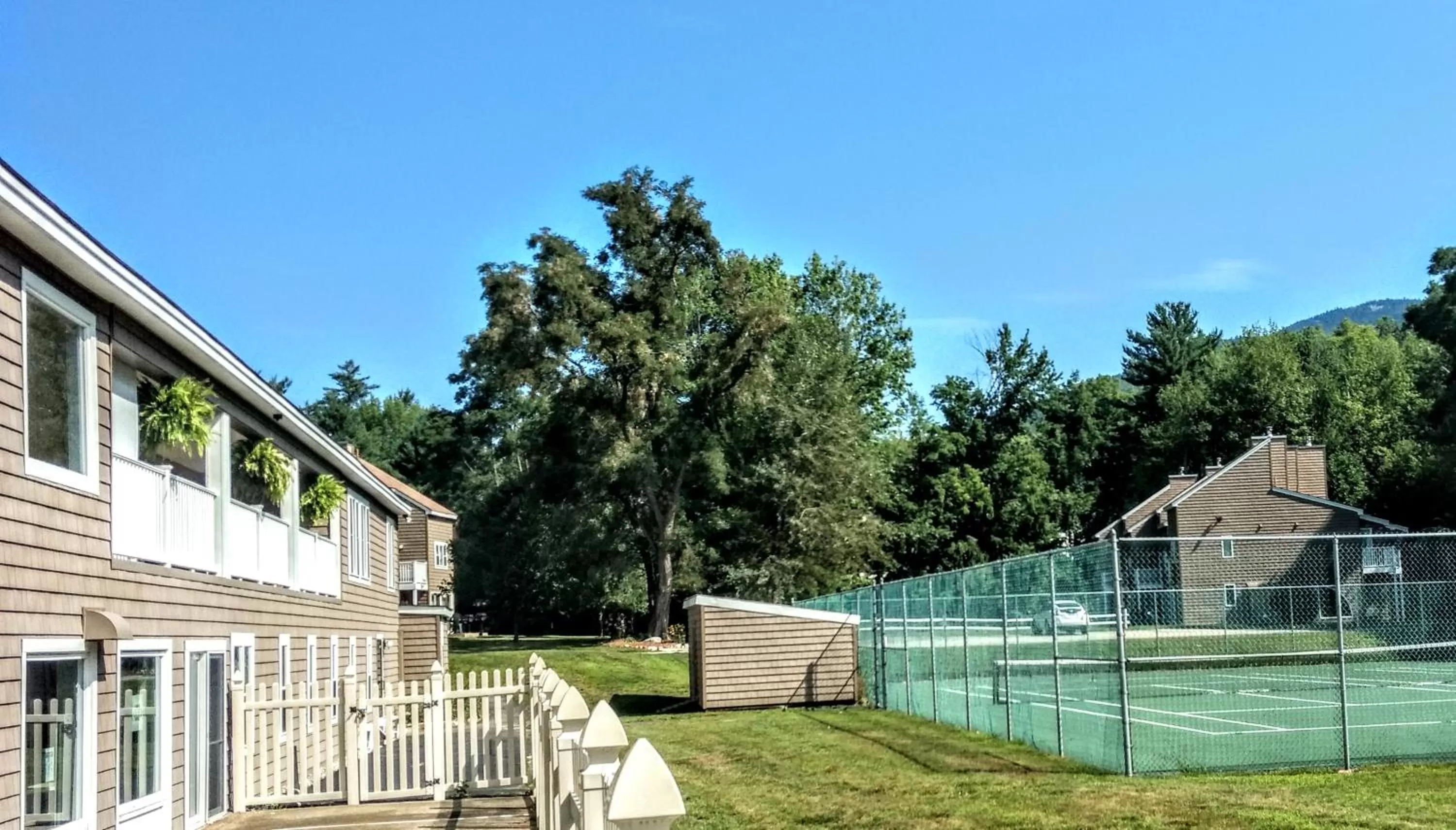 Tennis court in Cathedral Ledge Resort