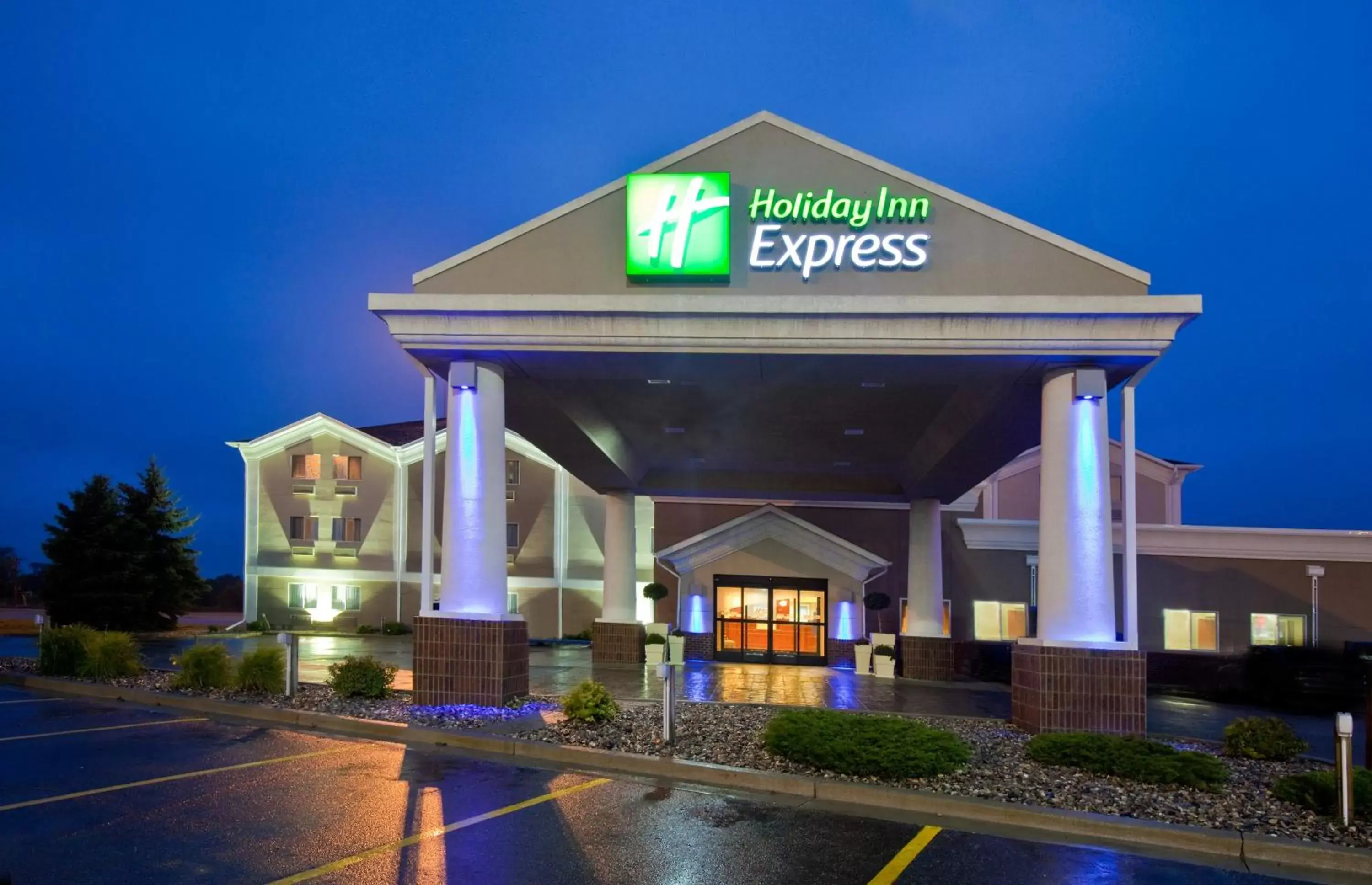 Property Building in Holiday Inn Express Jamestown, an IHG Hotel