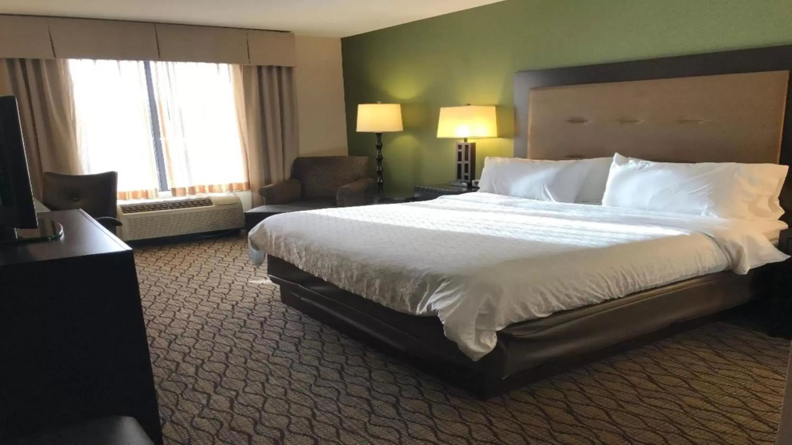 Photo of the whole room, Bed in Holiday Inn Express and Suites Winchester, an IHG Hotel