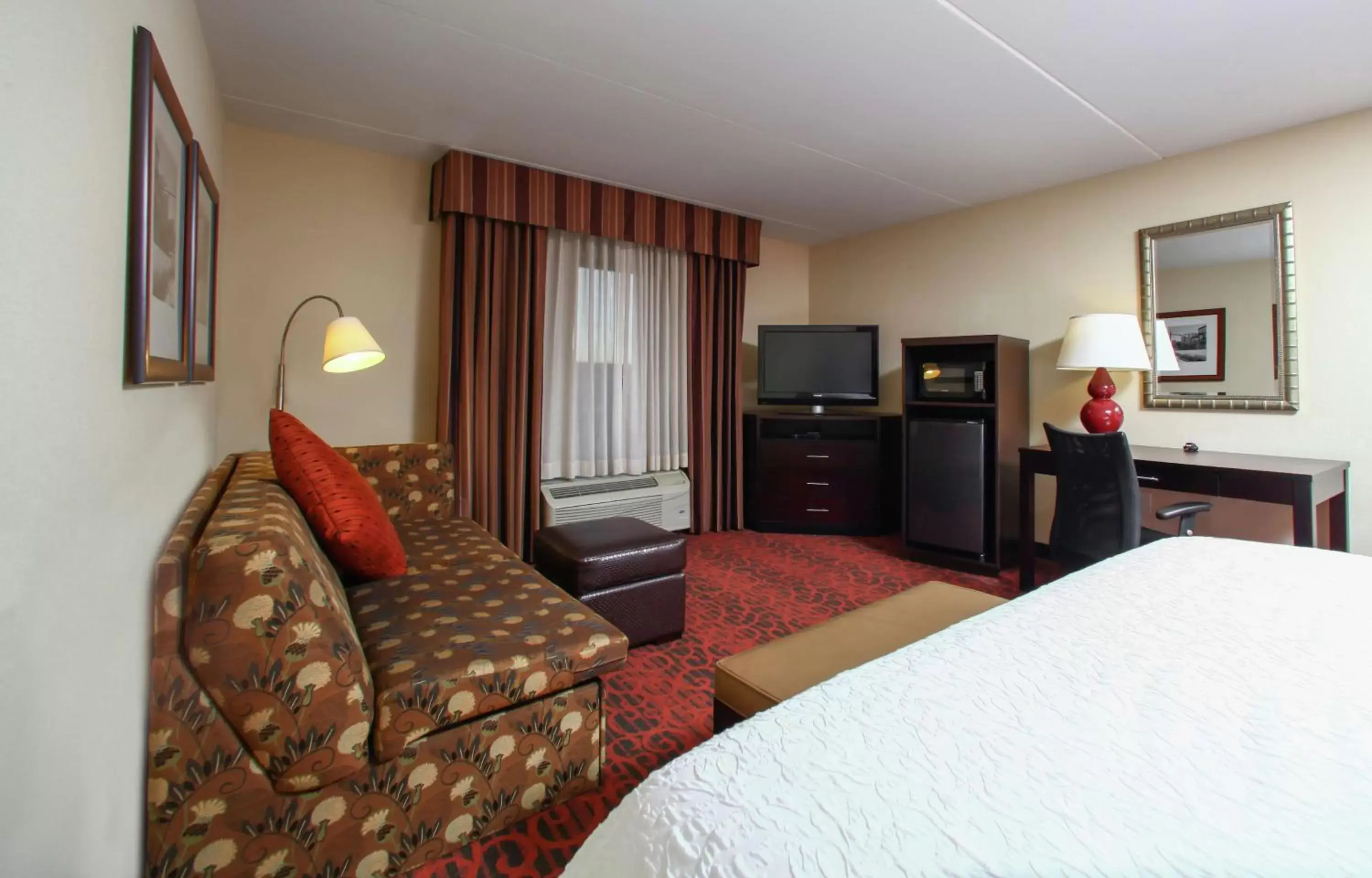 Bedroom, Seating Area in Hampton Inn Atlanta-Canton
