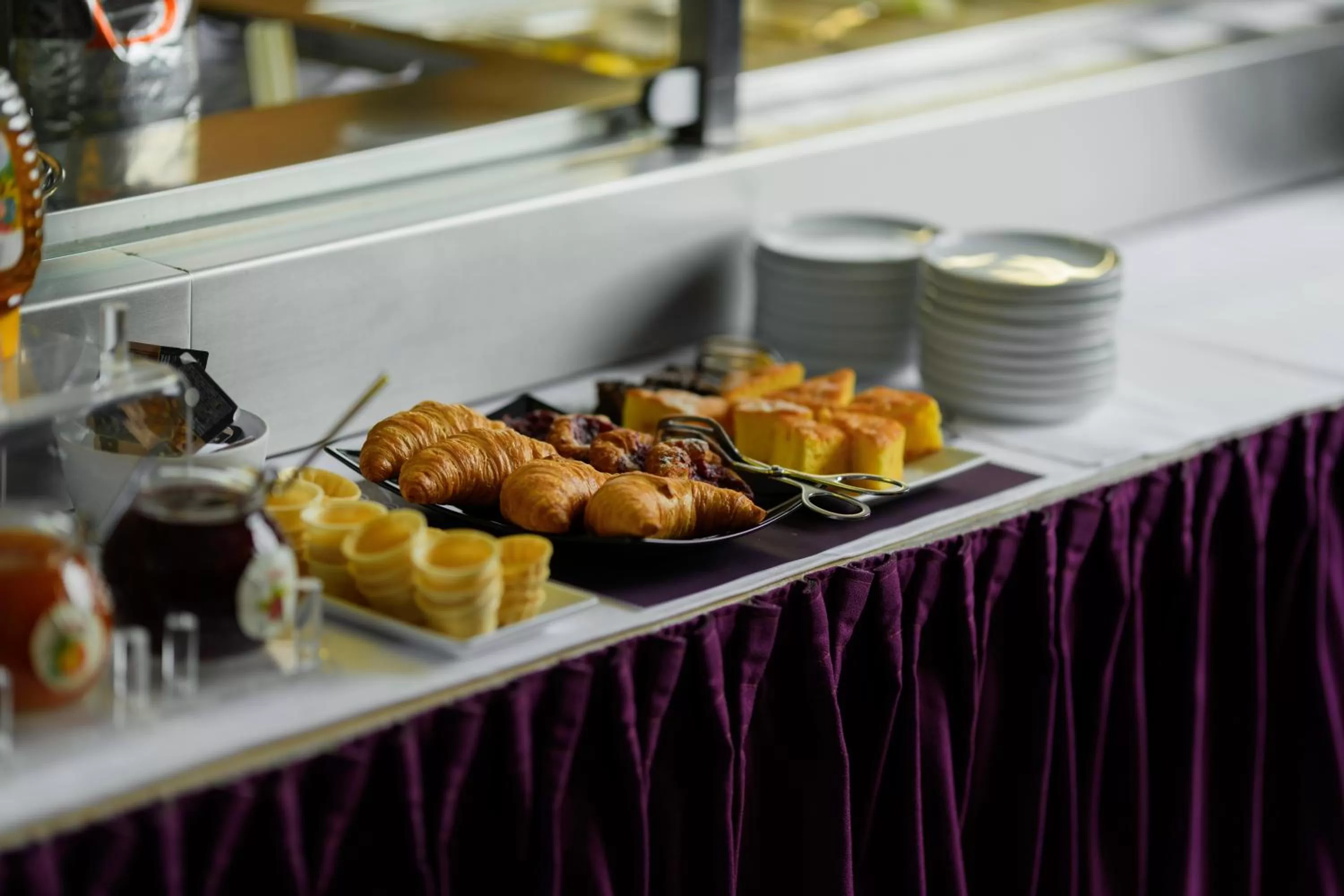 Food and drinks in Hotel Bleibtreu Berlin by Golden Tulip