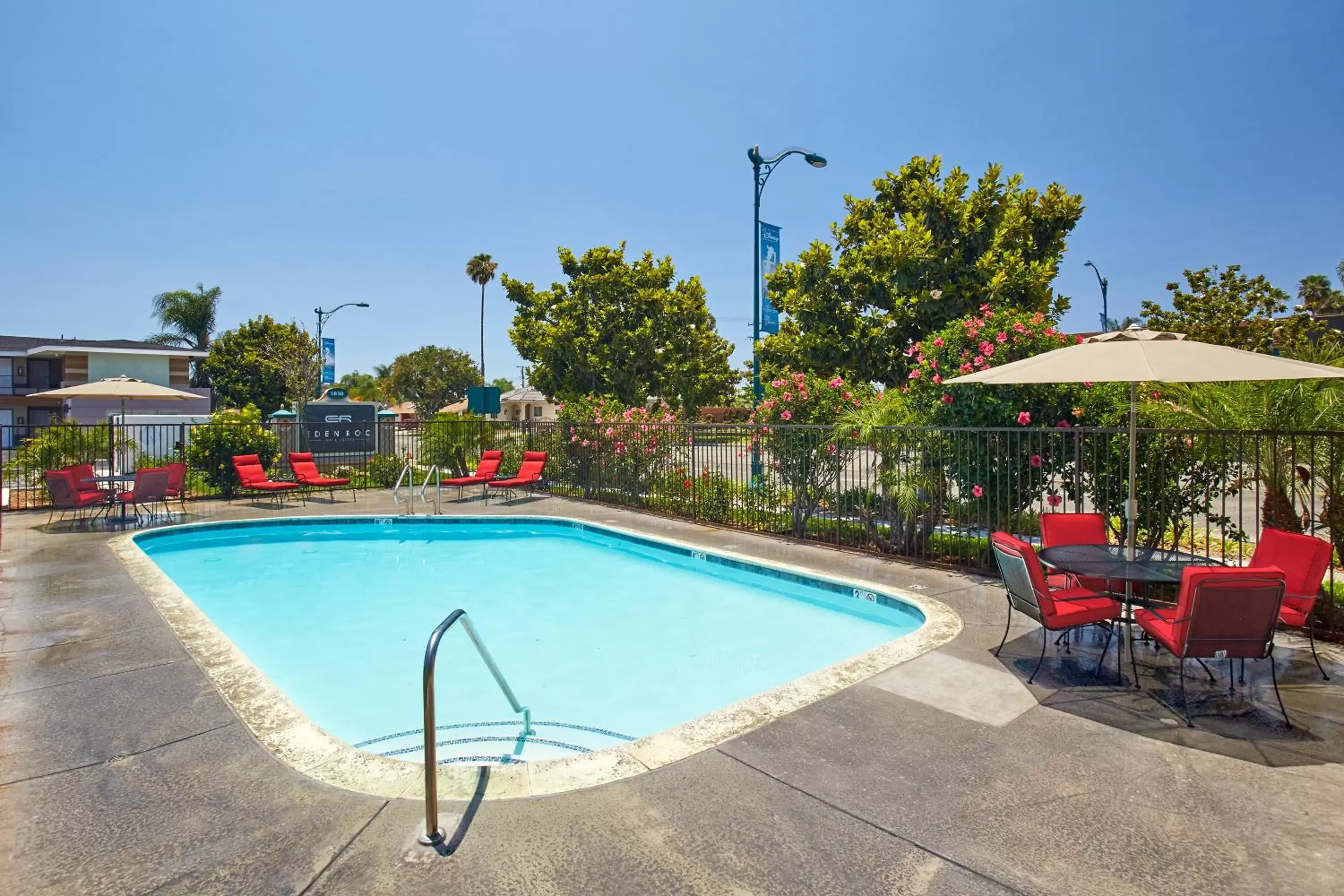 Swimming Pool in Eden Roc Inn & Suites near the Maingate