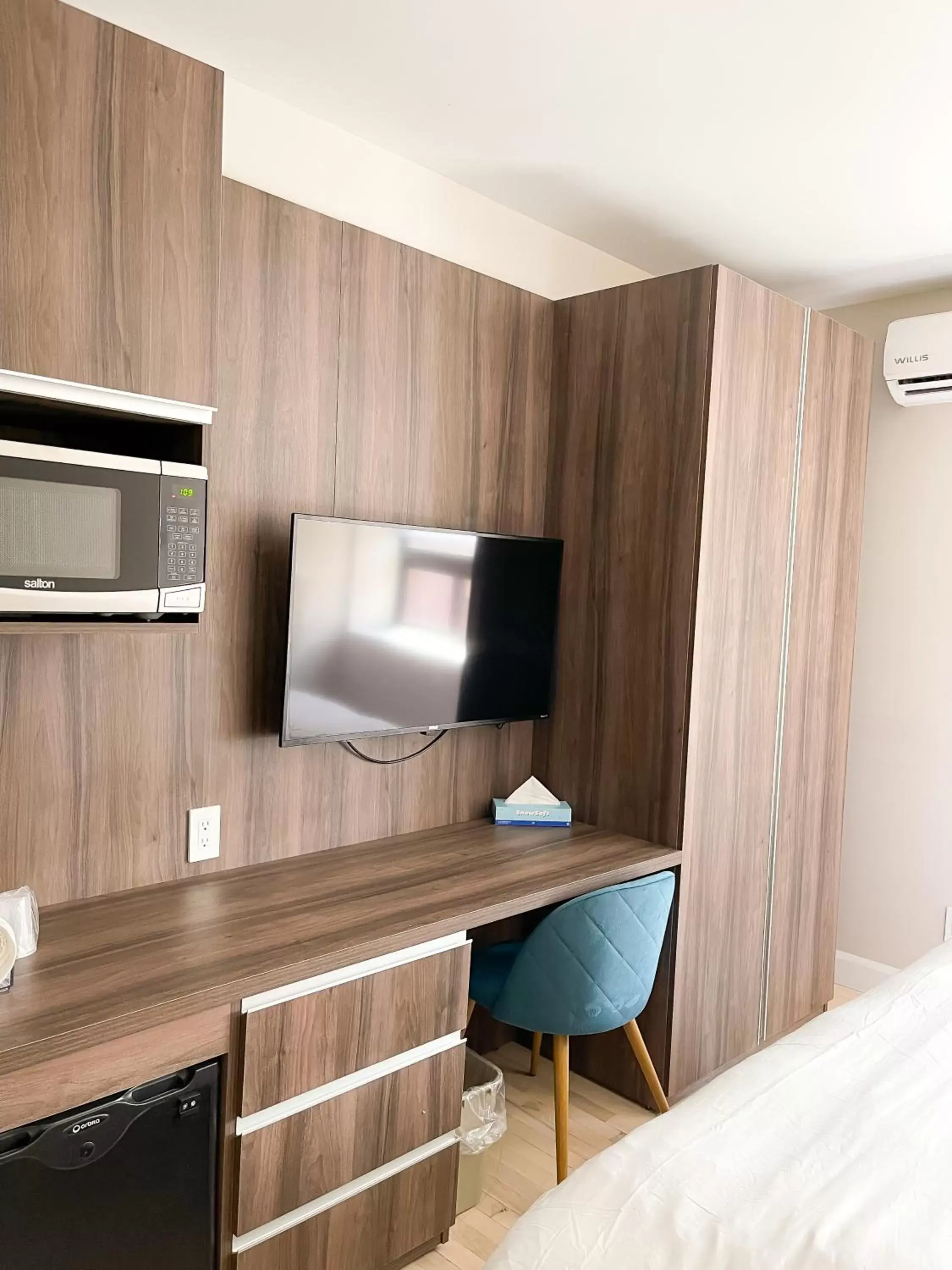 TV and multimedia, TV/Entertainment Center in Hotel Saint-Andre