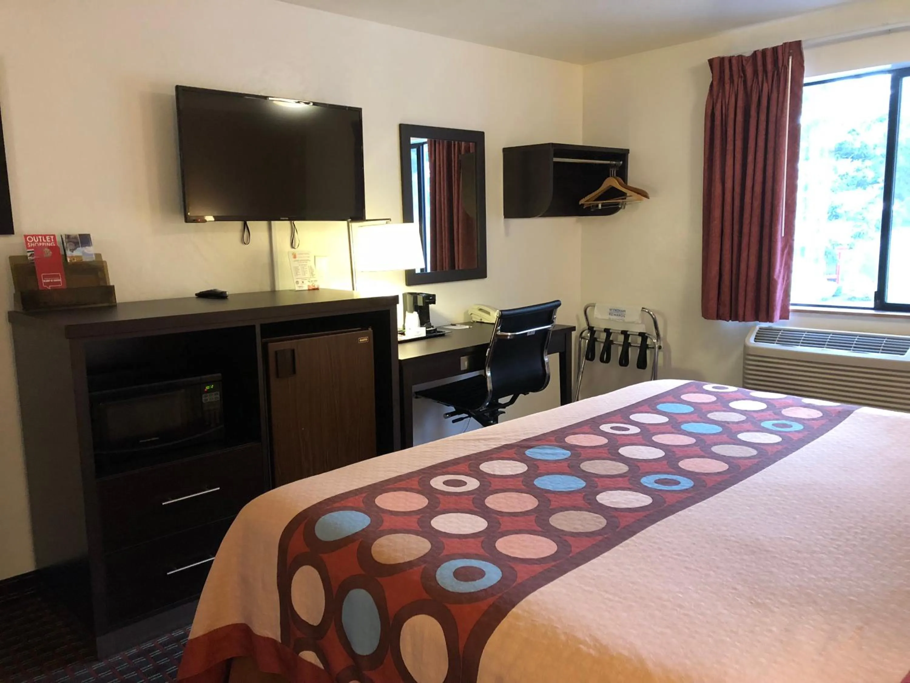 Bedroom, Bed in Super 8 by Wyndham Lacey Olympia Area