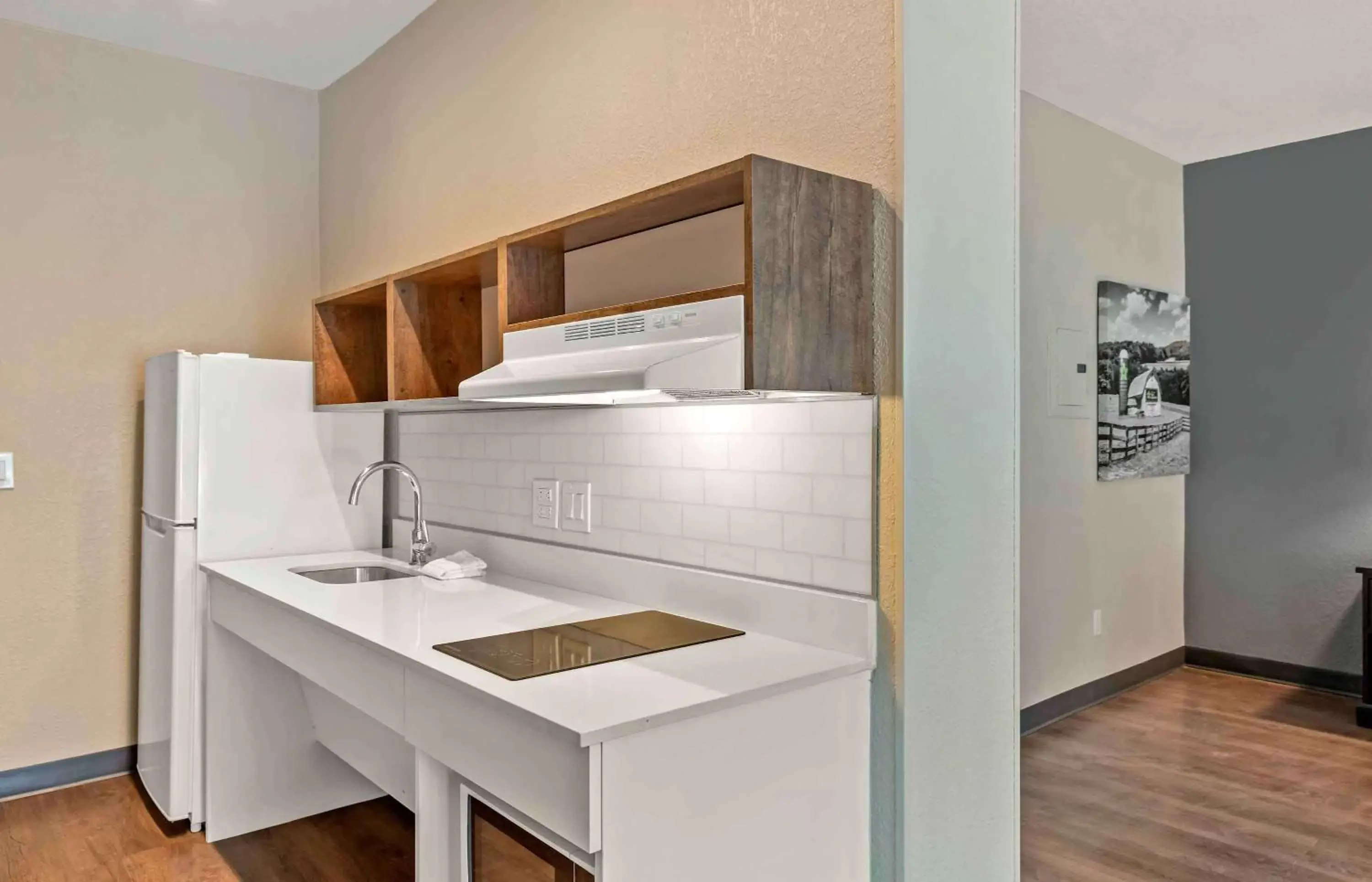 Bedroom, Kitchen/Kitchenette in Extended Stay America Premier Suites - Fort Lauderdale - Cypress Creek - Park North