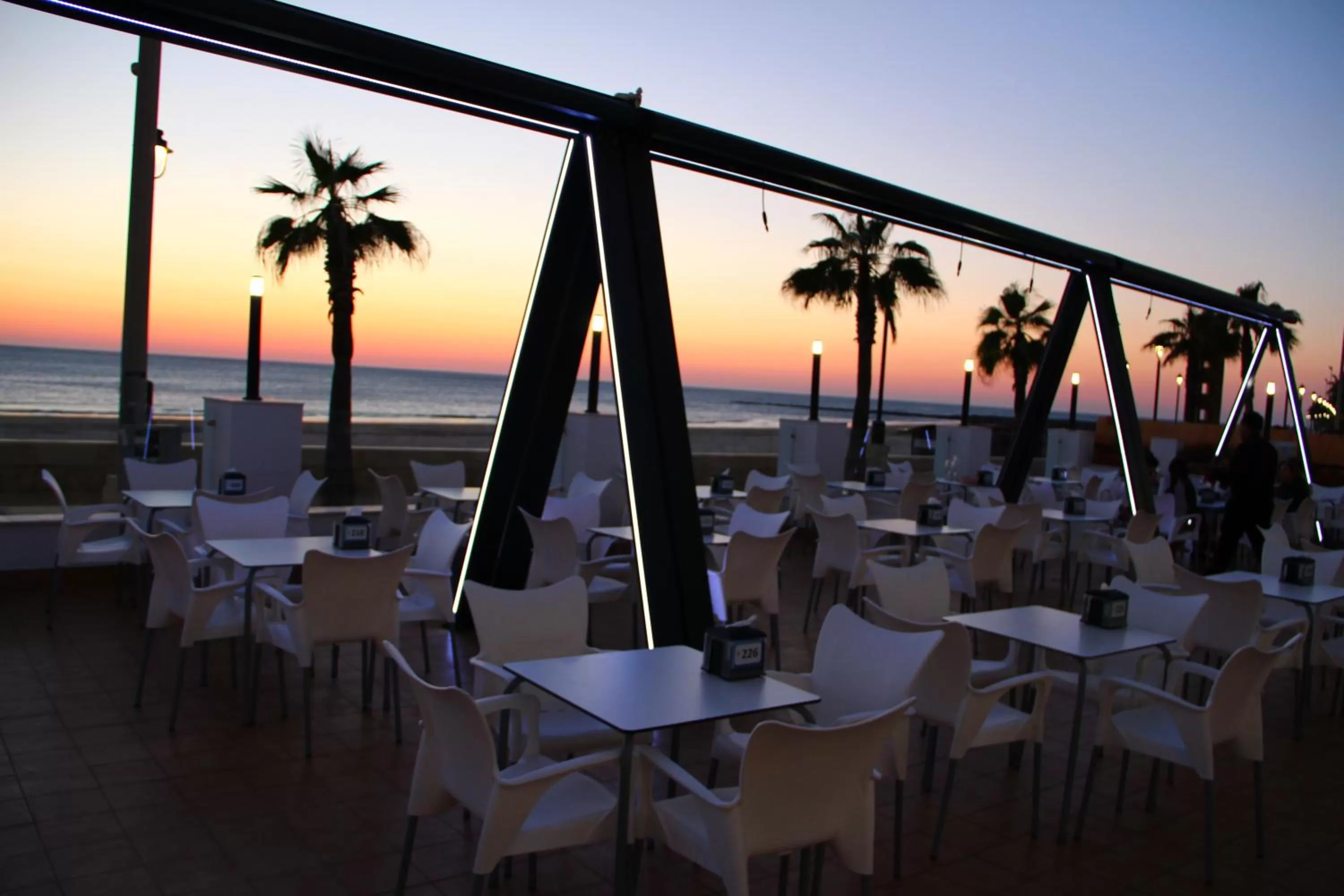 Property building, Restaurant/Places to Eat in Hotel Vértice Chipiona Mar