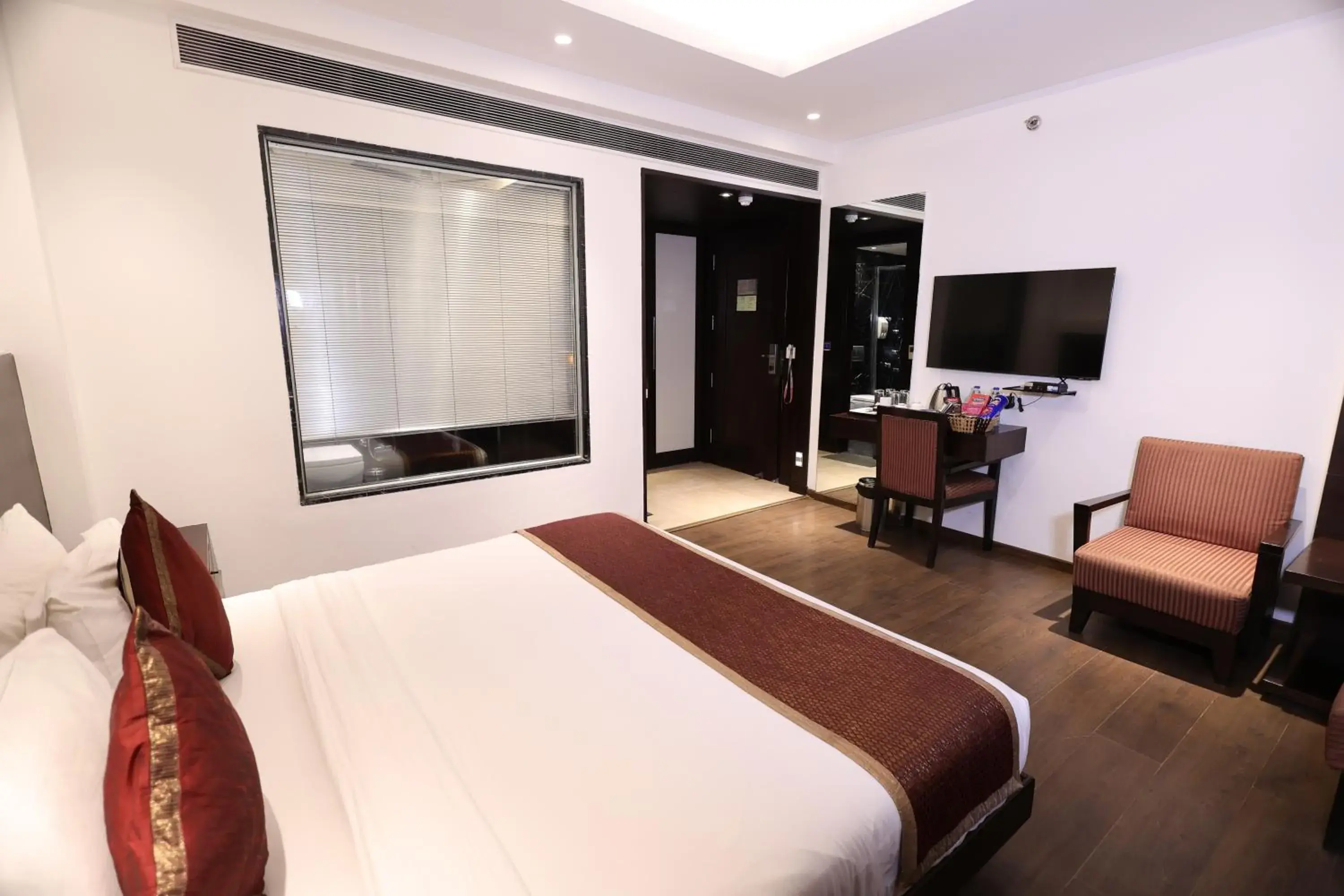 Bed, TV/Entertainment Center in Hotel GODWIN DELUXE - New Delhi Railway Station - Paharganj