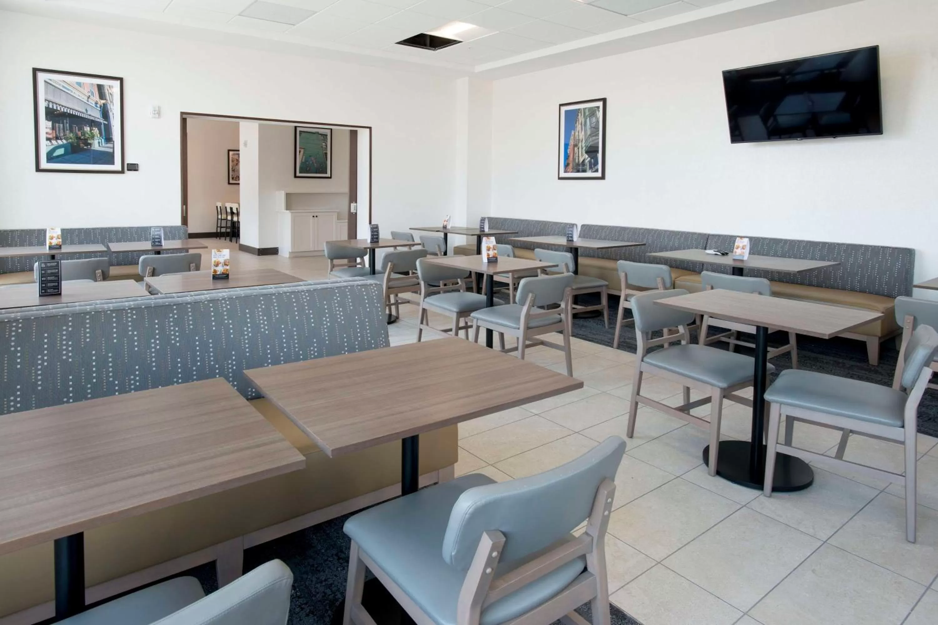 Lounge or bar in Hyatt Place Cincinnati/Sharonville Convention Center