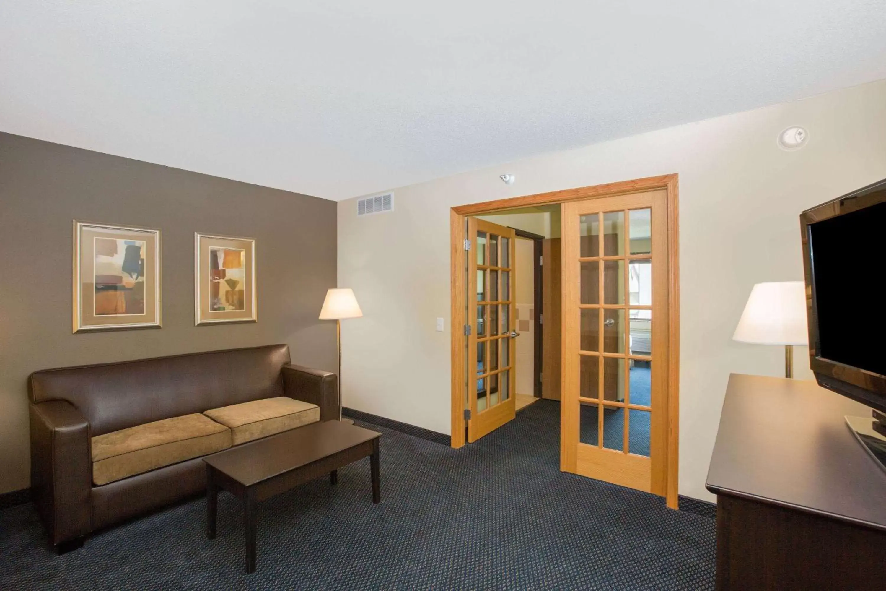 Living room, Seating Area in AmericInn by Wyndham Lincoln South