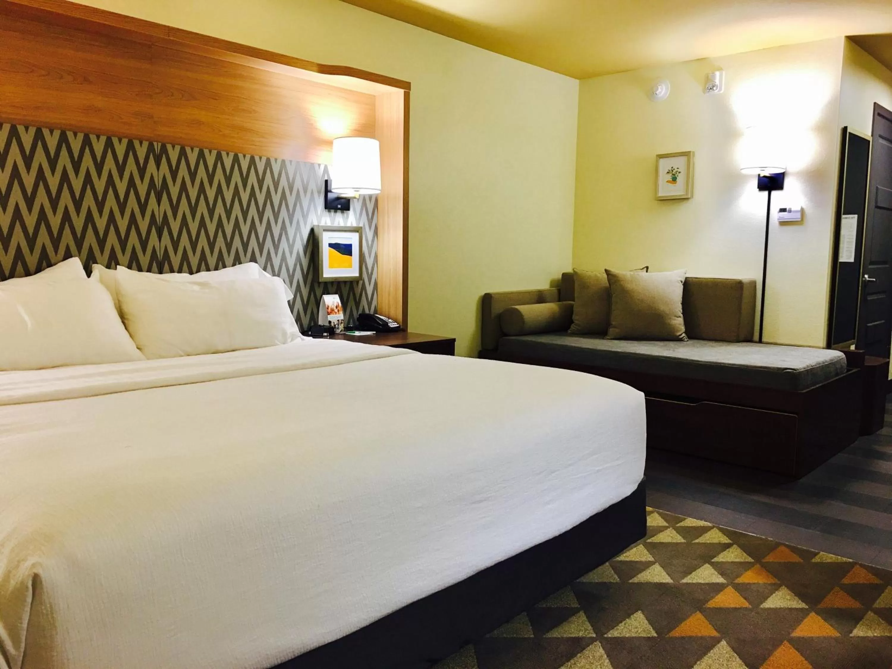 Photo of the whole room, Bed in Holiday Inn Kansas City Airport by IHG