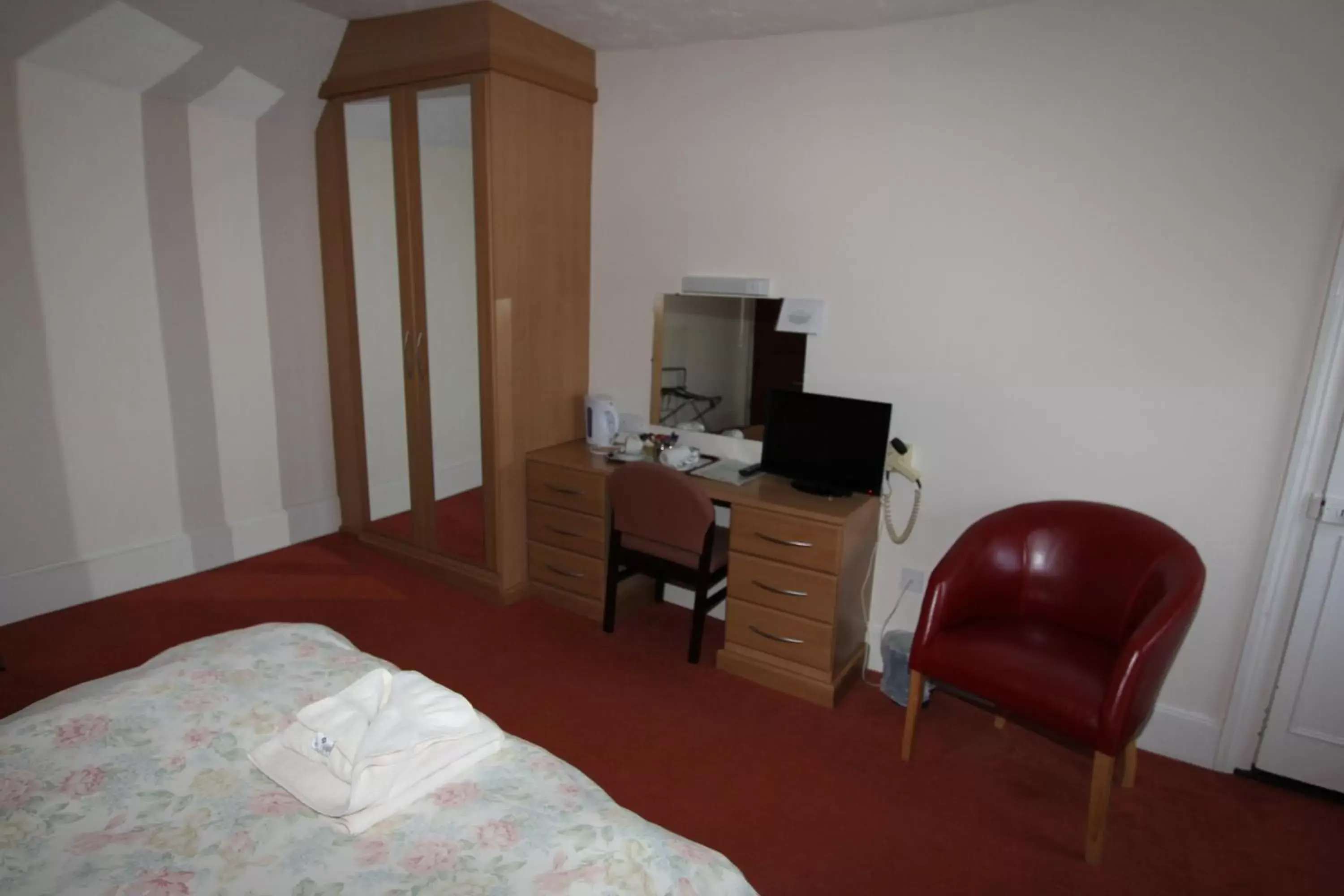 Photo of the whole room, TV/Entertainment Center in The Cedars Hotel