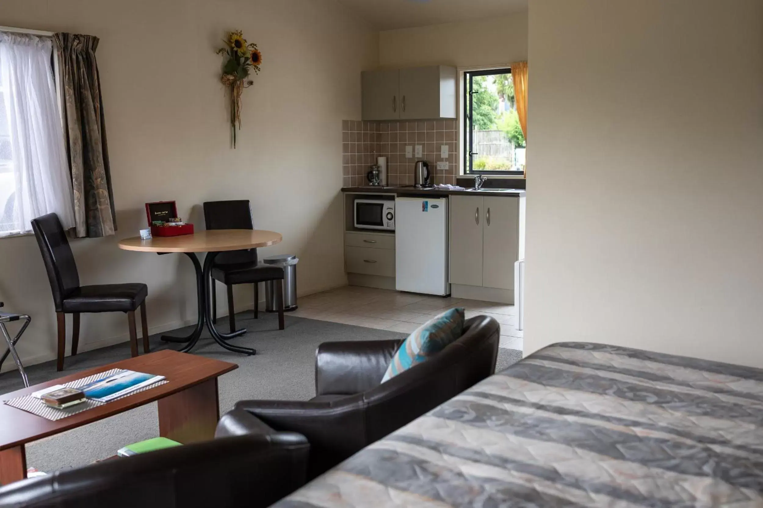 Kitchen/Kitchenette in Peninsula Motel