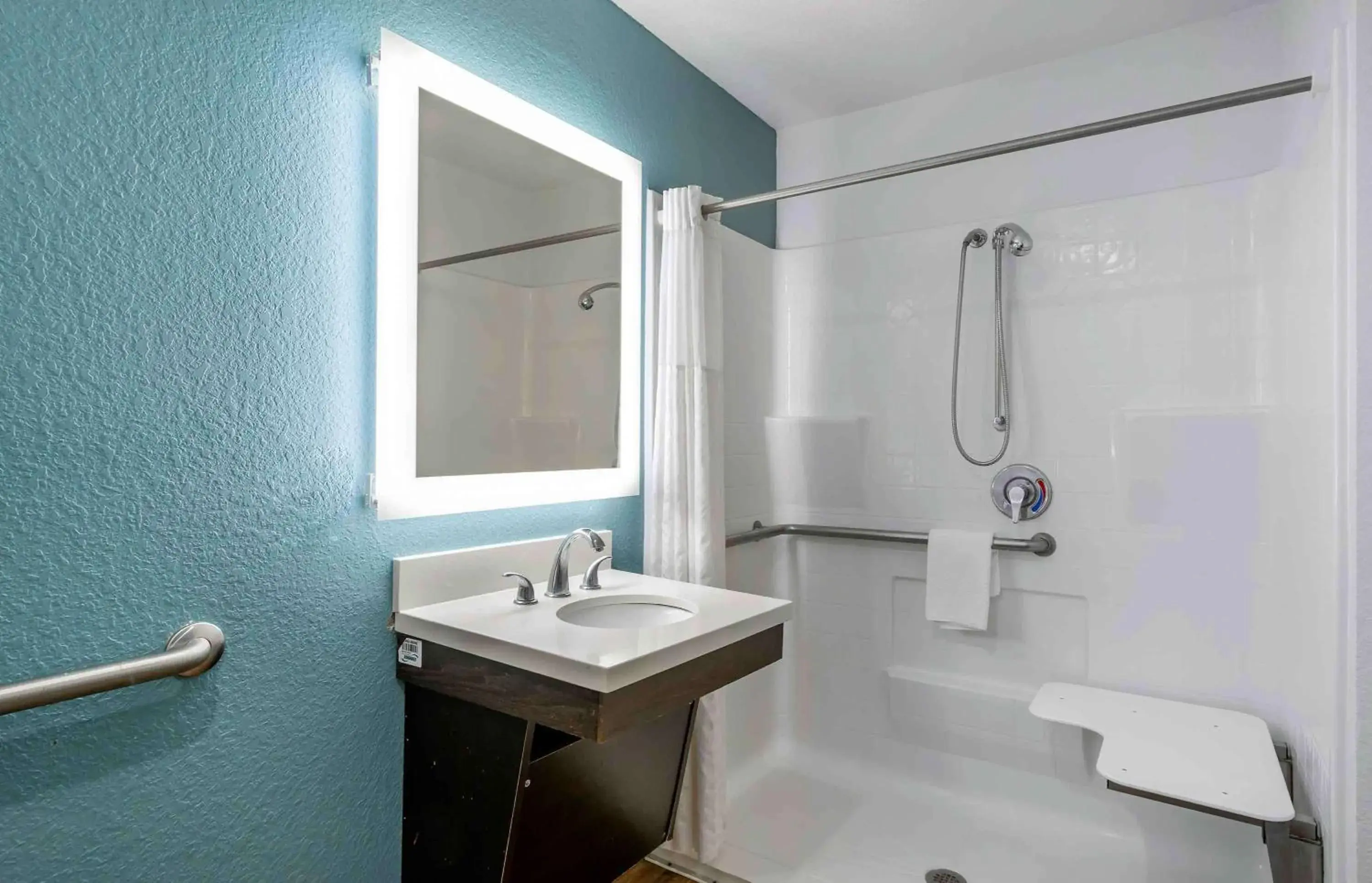 Bathroom in Extended Stay America Select Suites - Louisville - Airport