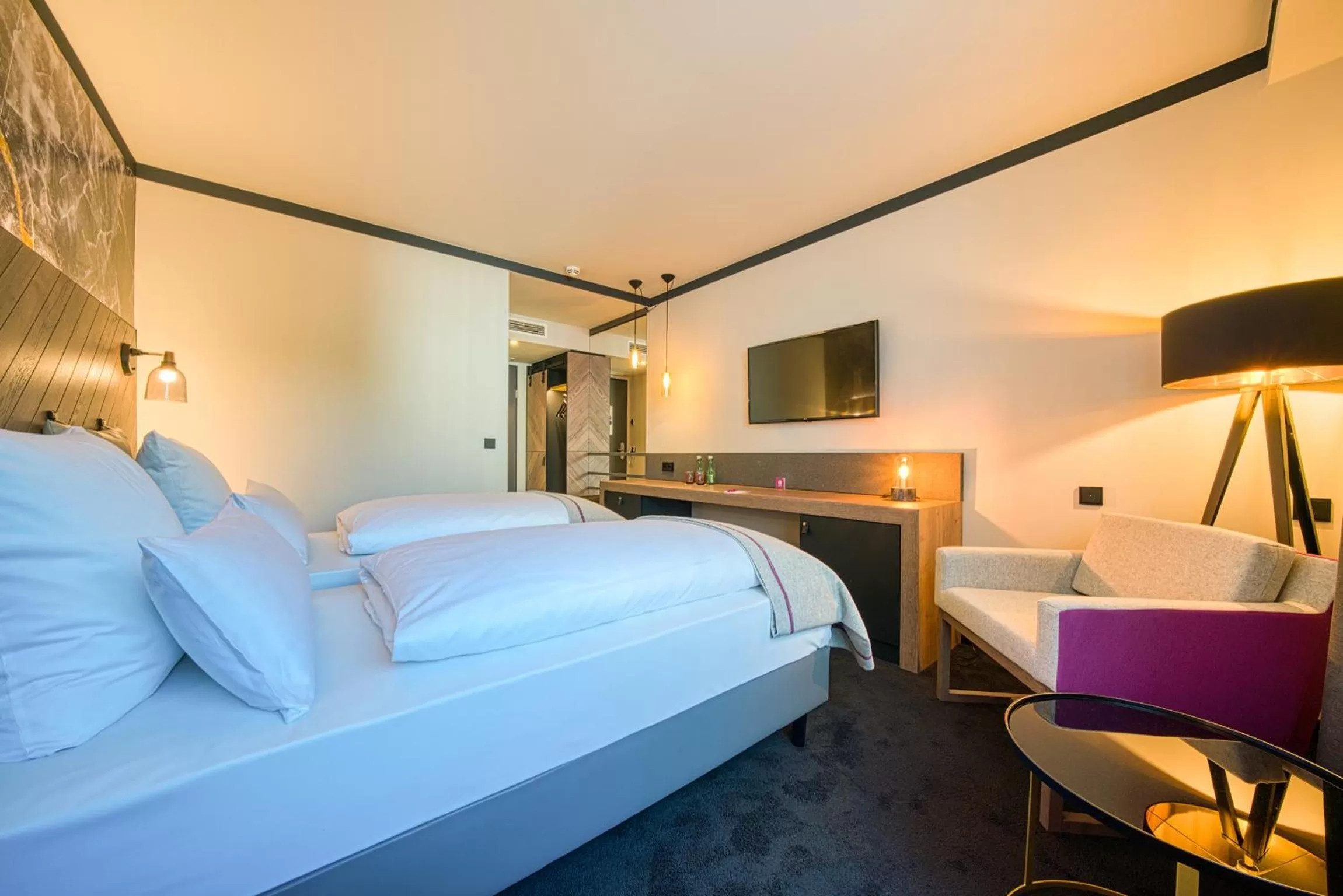 Photo of the whole room, Bed in FourSide Hotel Salzburg Messe, Trademark Collection by Wyndham