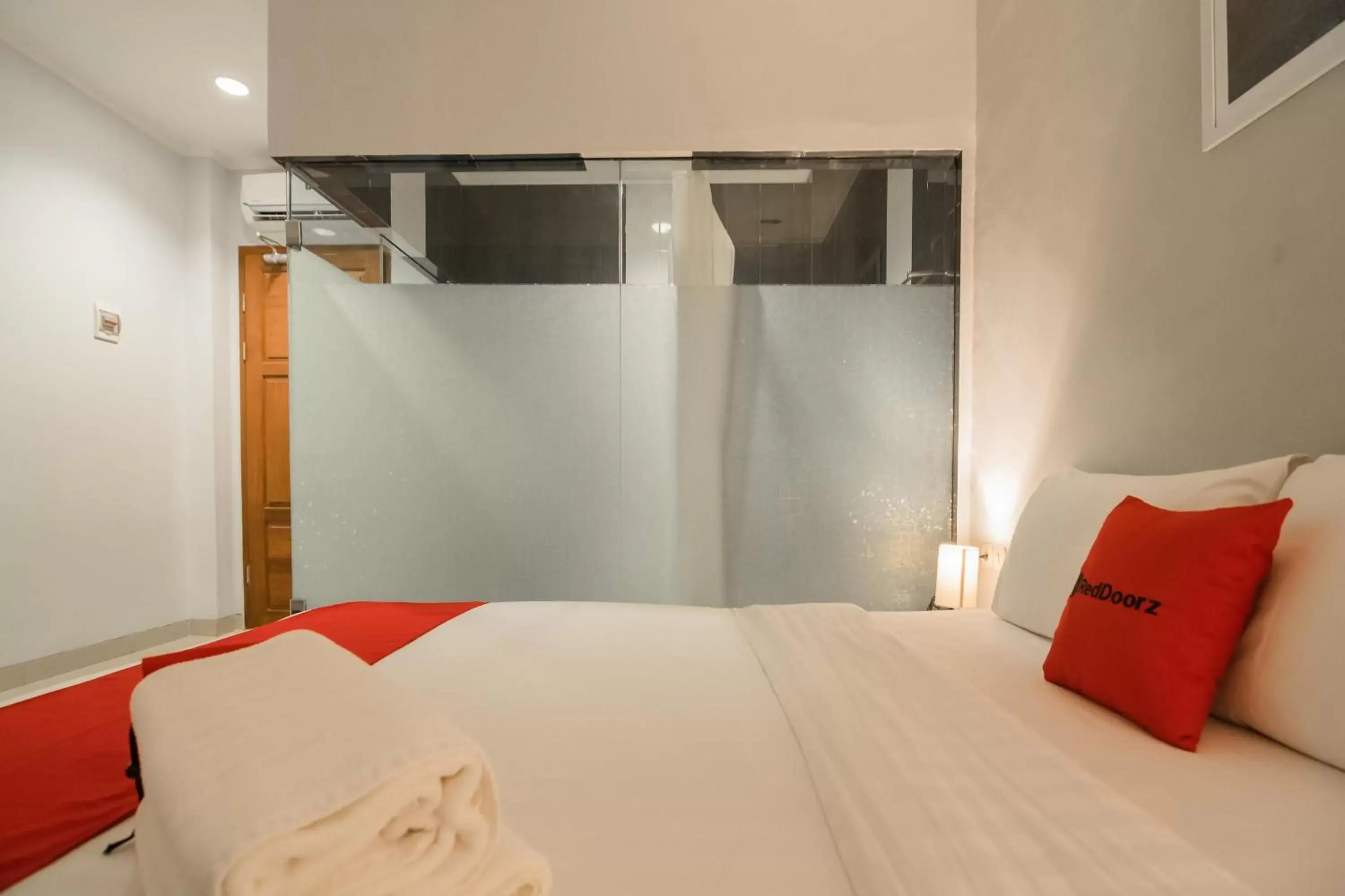 Bedroom, Bed in RedDoorz Plus near Soekarno Hatta Airport 2 Bedroom, Bed in RedDoorz Plus near Soekarno Hatta Airport 2