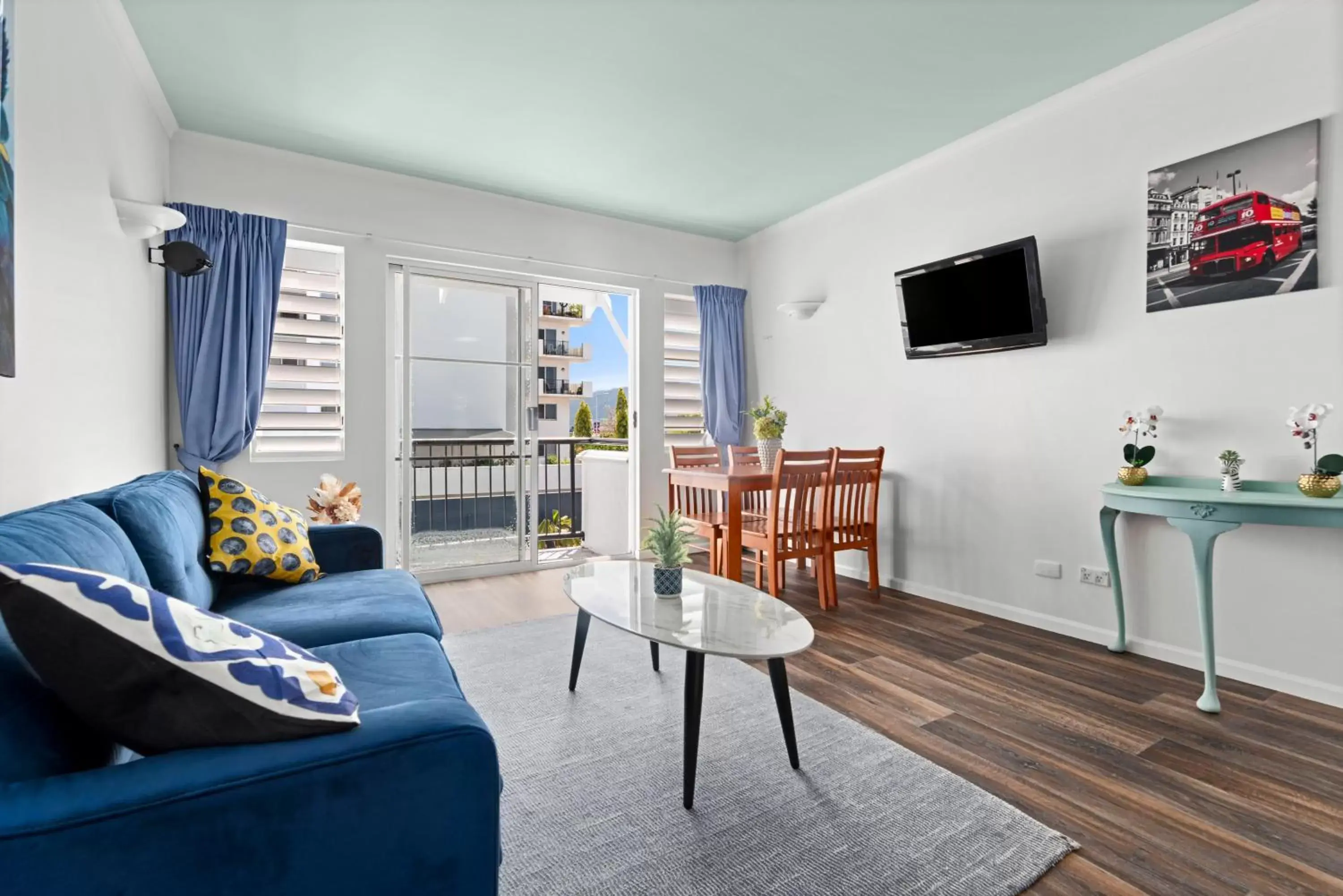 Living room, Seating Area in Villa Vaucluse Apartments