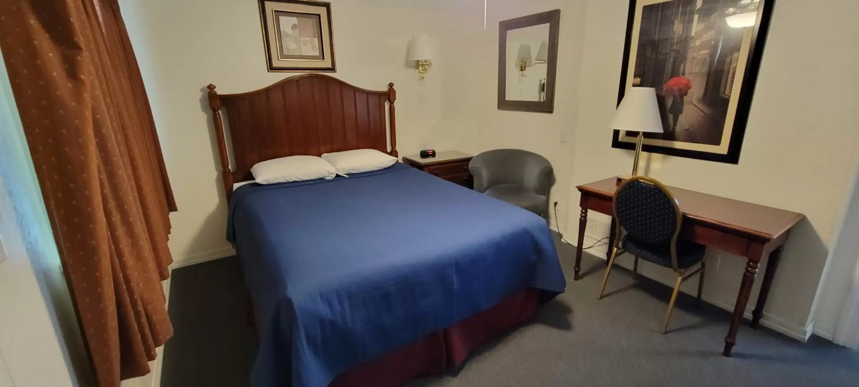 Standard Queen Room in Husker Inn Standard Queen Room in Husker Inn