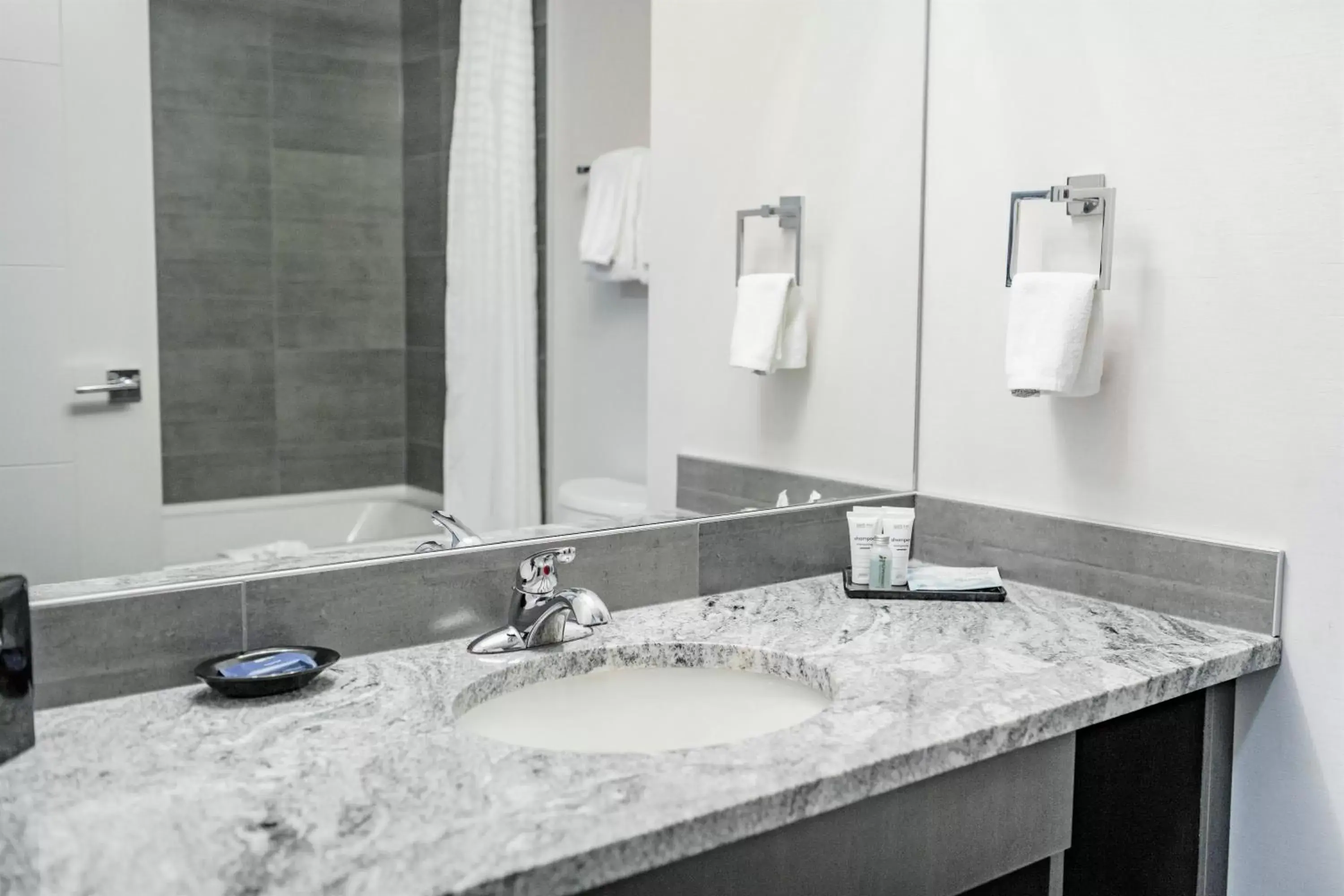 Bathroom in Park Inn by Radisson Leduc AB