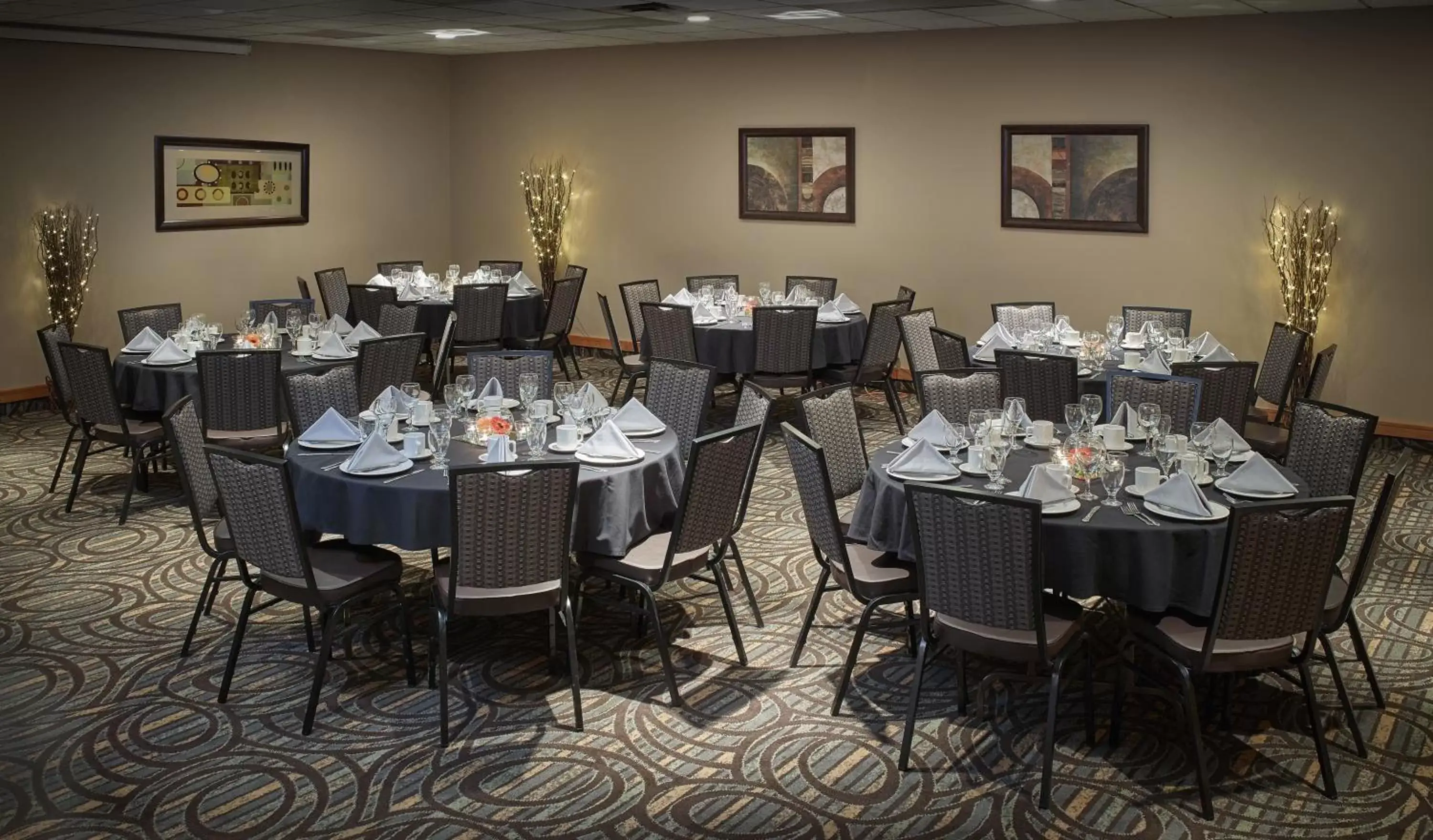 Banquet/Function facilities, Restaurant/Places to Eat in Neighbourhood Inn Hotels in Bonnyville