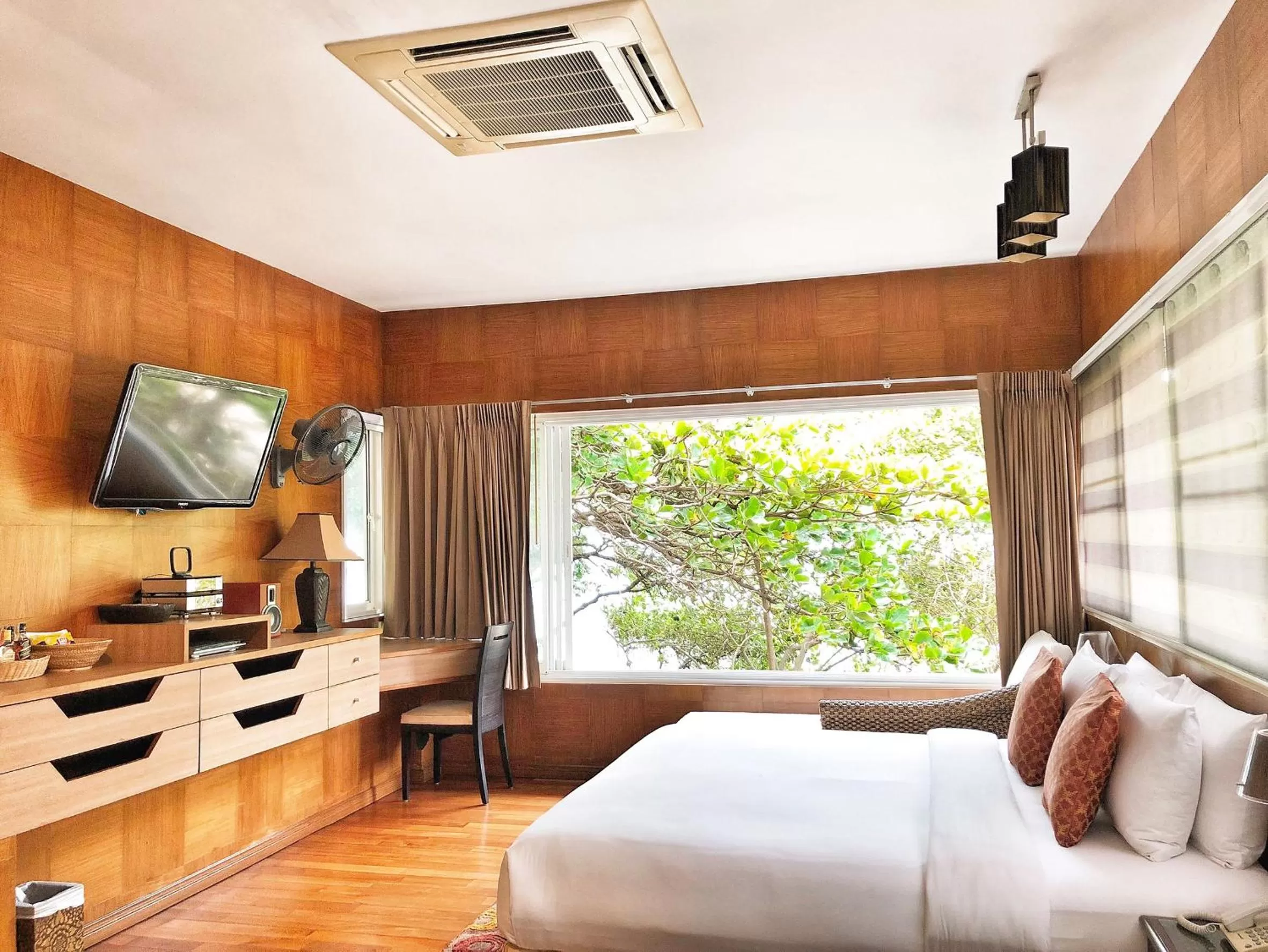 Photo of the whole room, Bed in Birds and Bees Resort