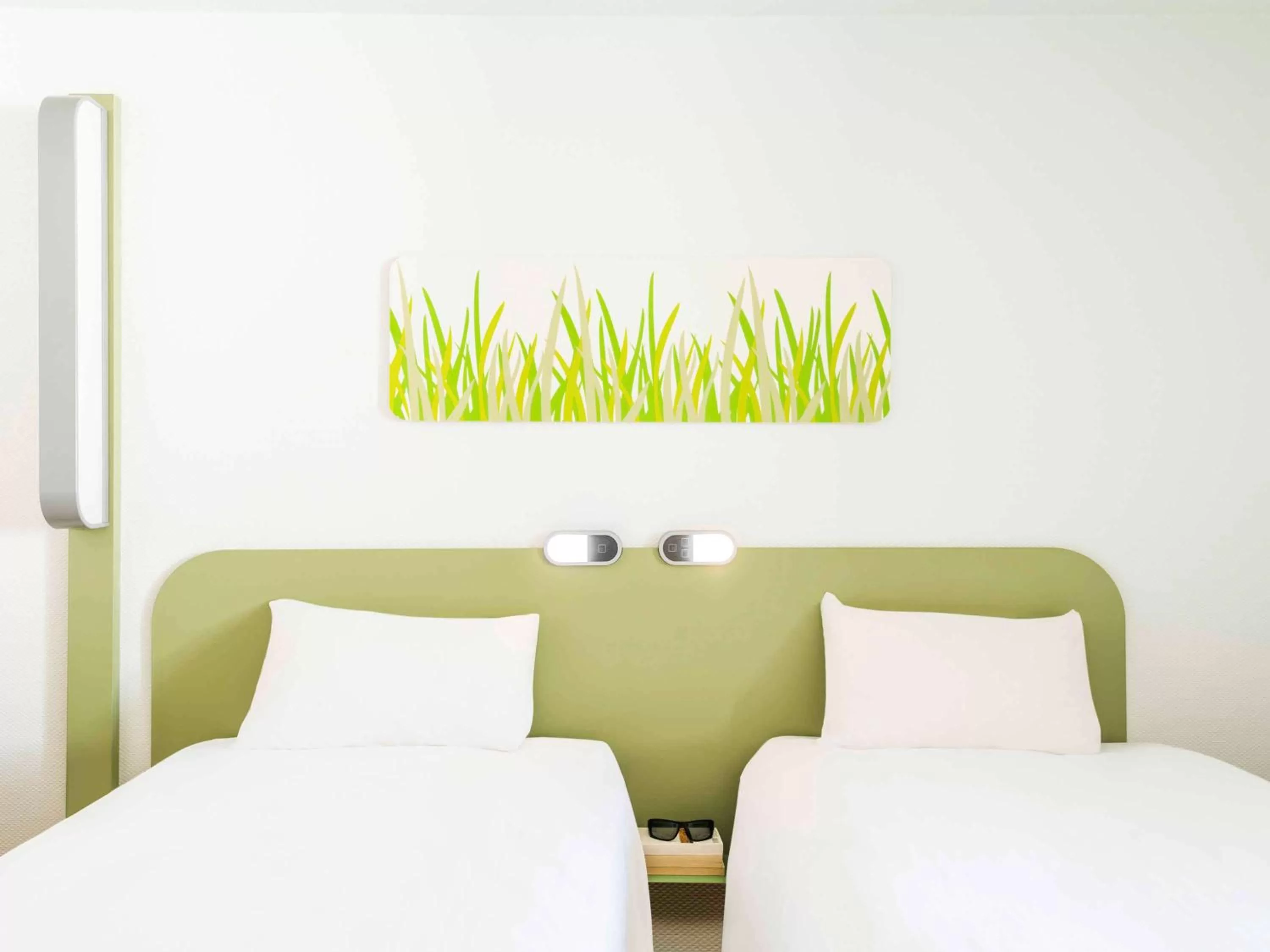 Property building, Bed in IBIS Budget Pontivy