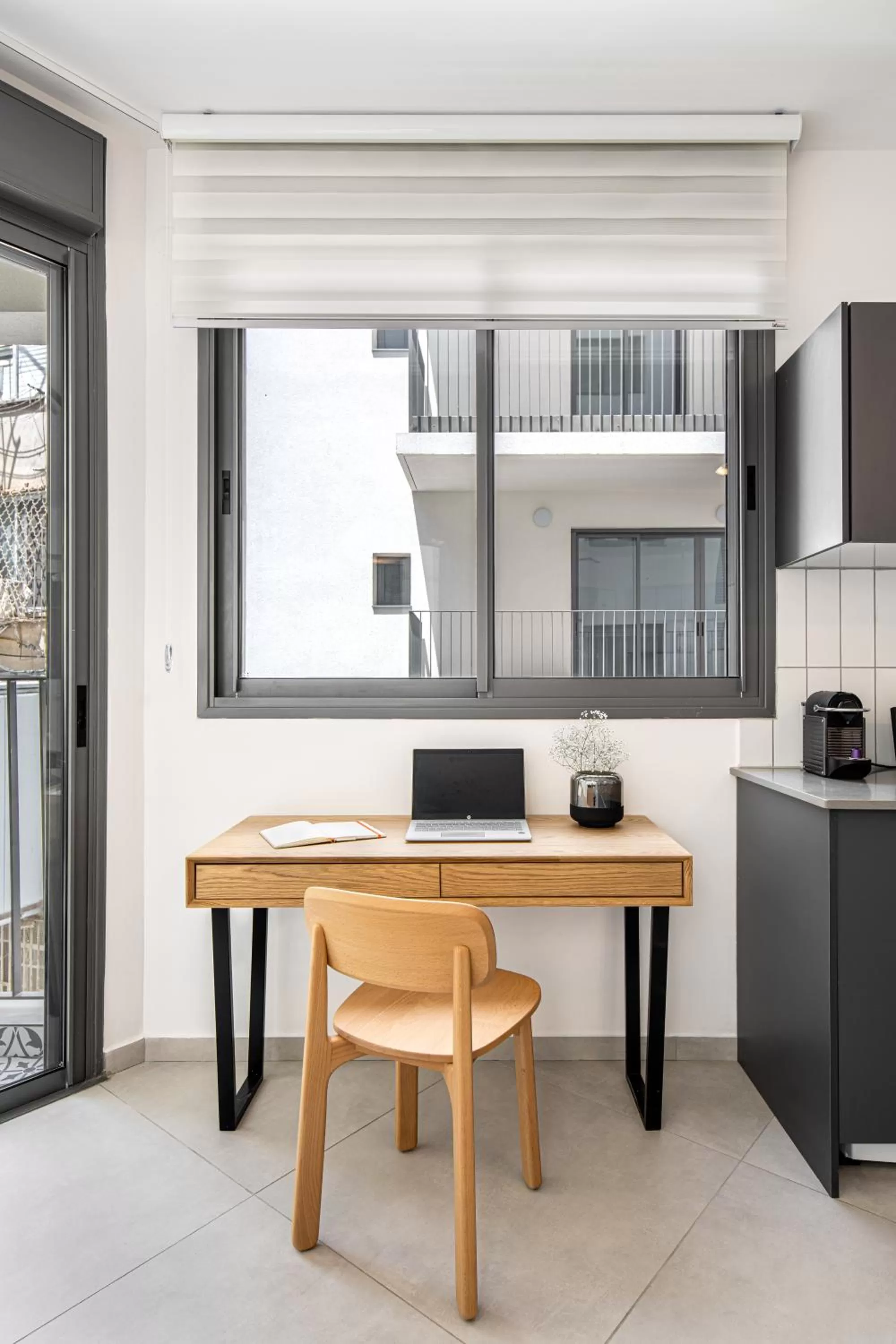 Kitchen or kitchenette in Mate GEORGE - By HOMY