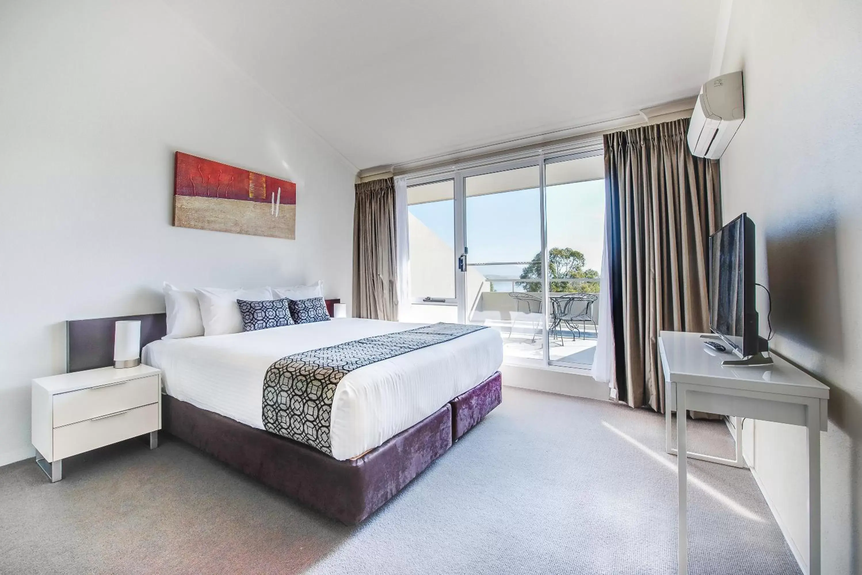 Bed in Rydges Horizons Snowy Mountains